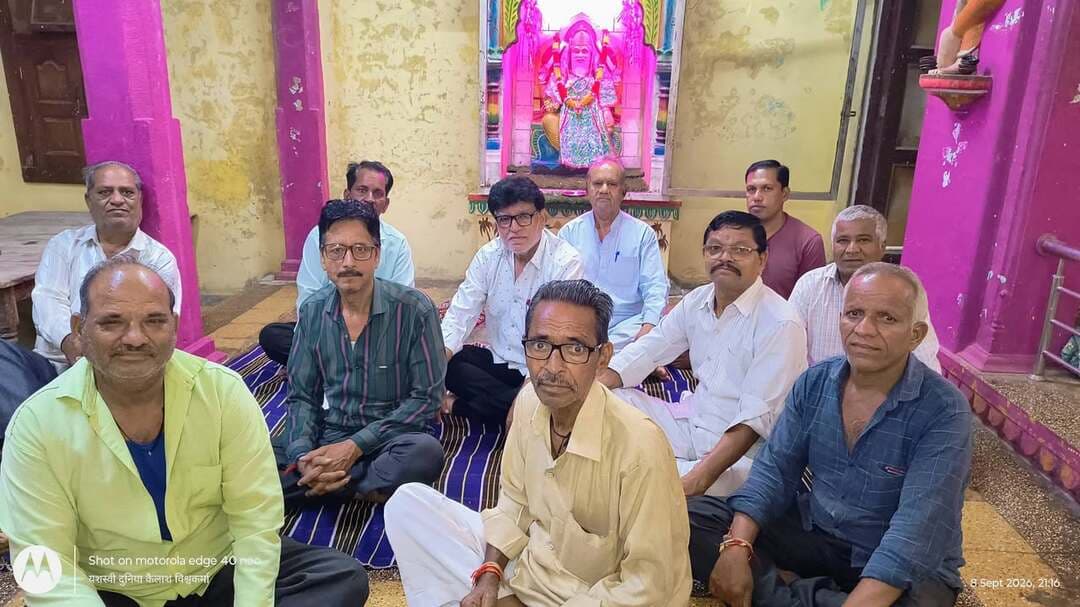विश्वकर्मा जयंती को लेकर समाज की बैठक संपन्न, 16 को कथा और 17 सितंबर को होगा अभिषेक-पूजन
शामगढ़। भगवान विश्वकर्मा जयंती के अवसर पर 17 सितंबर को आयोजित होने वाले धार्मिक कार्यक्रमों की तैयारियों को लेकर आज अस्थल के मंदिर स्थित विश्वकर्मा समाज मंदिर परिसर में समाजजनों की बैठक आयोजित की गई। बैठक में सर्वसम्मति से जयंती समारोह के विभिन्न कार्यक्रम तय किए गए।
निर्णय अनुसार 16 सितंबर की रात्रि 8 बजे भगवान विश्वकर्मा जी की कथा का आयोजन किया जाएगा। वहीं 17 सितंबर को प्रातः 9 बजे भगवान विश्वकर्मा जी का अभिषेक, पूजन एवं हवन कार्यक्रम आयोजित होगा। बैठक में समाजजनों ने कार्यक्रम को श्रद्धा एवं उत्साह के साथ आयोजित करने को लेकर आवश्यक तैयारियों पर चर्चा की।
बैठक में मागीलाल विश्वकर्मा, प्रह्लाद विश्वकर्मा, गोपाल लोहार, नंदू भाई लोहार, विनोद विश्वकर्मा,मुकेश विश्वकर्मा,दिनेश विश्वकर्मा, प्रकाश विश्वकर्मा, भंवरलाल लोहार, अशोक विश्वकर्मा, प्रभुलालजी विश्वकर्मा, कैलाश विश्वकर्मा एवं नंदकिशोर विश्वकर्मा सहित समाजजन उपस्थित रहे।