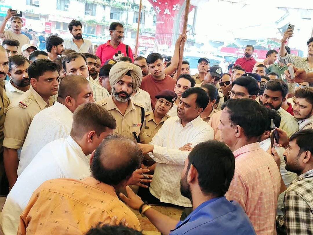 आमरण अनशन पर बैठे परिजनों से मिले कलेक्टर नरेंद्र कुमार सूर्यवंशी और पुलिस अधीक्षक गुरुकरण सिंह
स्वास्थ्य परीक्षण कराने का किया अनुरोध, दिया निष्पक्ष जांच का भरोसा
____________________
संजय गांधी अस्पताल में इलाज के दौरान कल्पना मिश्रा की हुई दुखद मौत के मामले में दोषी डॉक्टरों पर कार्रवाई की मांग को लेकर सिरमौर चौराहे पर आमरण अनशन पर बैठे मृतका के पिता श्री राम शिरोमणि मिश्रा से मिलने कलेक्टर नरेंद्र कुमार सूर्यवंशी और पुलिस अधीक्षक गुरकरन सिंह खुद मौके पर पहुंचे। वरिष्ठ अधिकारियों ने पीड़ित पिता से व्यक्तिगत रूप से बातचीत कर उन्हें निष्पक्ष न्याय का पूरा भरोसा दिलाया।
अनशन स्थल पर पहुंचे कलेक्टर ने राम शिरोमणि मिश्रा के स्वास्थ्य का हाल जाना और उनसे अपना स्वास्थ्य परीक्षण कराने का विनम्र अनुरोध किया। कलेक्टर ने कहा कि शासन और प्रशासन को उनके गिरते स्वास्थ्य की पूरी चिंता है। पीड़ित परिवार को सांत्वना देते हुए उन्होंने कहा कि बेटी कल्पना का असमय जाना अत्यंत दुखद है और सरकार इस कठिन समय में पूरी तरह से पीड़ित परिवार के साथ खड़ी है। उन्होंने आश्वस्त किया कि पूरे मामले में पारदर्शिता के साथ जांच कराई जा रही है। इस दौरान अनशन स्थल पर अन्य वरिष्ठ प्रशासनिक एवं पुलिस अधिकारी उपस्थित रहे।
गौरतलब है कि बीते 26 अगस्त को संजय गांधी अस्पताल में भर्ती कराई गई श्रीमती कल्पना मिश्रा की उपचार के दौरान मृत्यु हो गई थी। परिजनों ने इलाज में गंभीर लापरवाही का आरोप लगाया है। दोषी डॉक्टरों के खिलाफ सख्त से सख्त कार्रवाई की मांग को लेकर मृतका के पिता श्री राम शिरोमणि मिश्रा सिरमौर चौराहे पर आमरण अनशन पर बैठे हुए हैं।
इस प्रकरण में उप मुख्यमंत्री एवं स्वास्थ्य मंत्री के निर्देश पर अब तक की गई कार्यवाही में उच्च स्तरीय जाँच समिति का गठन कर मजिस्ट्रीयल जाँच के आदेश दिए गए हैं। इसके अलावा आर्थिक सहायता स्वीकृत कराई गई है। वहीं अधीक्षक और डीन हटा दिए गए हैं। इसके अलावा दो नर्सिंग ऑफिसर तथा दो चिकित्सक निलंबित किये गए हैं।
<nis:link nis:type=tag nis:id=rewa nis:value=Rewa nis:enabled=true nis:link/> <nis:link nis:type=tag nis:id=रीवा nis:value=रीवा nis:enabled=true nis:link/>