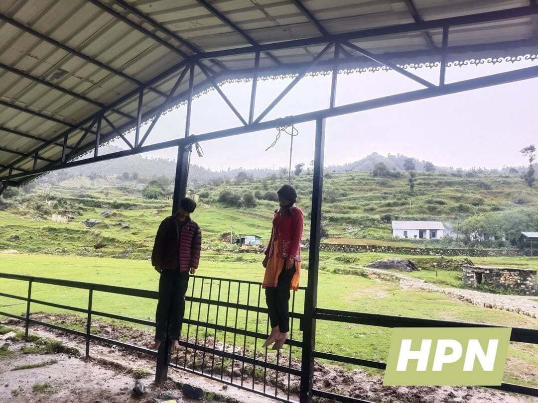 चमोली: विकासखंड नंदानगर के रामणी गांव में एक किशोरी और किशोर की संदिग्ध परिस्थितियों में मौत हो गई. दोनों एक ही गांव के रहने वाले बताए गए हैं. घटना के बाद गांव में मातम छाया हुआ है. वहीं स्थानीय लोगों ने घटना की सूचना पुलिस-प्रशासन को दे दी है. सूचना के पाकर मौके पर पहुंची पुलिस ने शवों को कब्जे में लिया है. जिसके बाद पुलिस ने मामले की पड़ताल तेज कर दी है.
विकासखंड नंदानगर के रामणी गांव में मंगलवार सुबह उस समय सनसनी फैल गई, जब गांव के पास स्थित मेला मैदान के मंच की रेलिंग से एक छात्र और छात्रा के शव फंदे से लटके मिले. घटना की जानकारी मिलते ही ग्रामीणों की भीड़ मौके पर जुट गई. बताया जा रहा है कि मृतकों में रामणी गांव निवासी कक्षा 12 का छात्र और कक्षा 11 में पढ़ने वाली एक छात्रा का शव फंदे से लटका मिला. दोनों एक ही गांव के रहने वाले बताए गए हैं. सुबह ग्रामीणों को मेला मैदान के मंच पर दोनों के शव लटके होने की जानकारी मिली, जिसके बाद गांव में हड़कंप मच गया. घटना को लेकर ग्रामीणों में तरह-तरह की चर्चाएं हैं. हालांकि, घटना के वास्तविक कारणों का अभी पता नहीं चल पाया है.
एसआई थाना नंदानगर मनोज भट्ट के मुताबिक
प्रथम दृष्टया में मामला आत्महत्या व प्रेमप्रसंग का लग रहा है. बताया कि किशोर की उम्र 17 वर्ष व किशोरी की उम्र लगभग 16 वर्ष हैं. दोनों शवों का पंचनामा भरकर पोस्टमार्टम के लिए भेजा जा रहा है. वहीं अग्रिम वैधानिक कार्रवाई जारी है. पुलिस मामले की जांच में जुट गई है.
-मनोज भट्ट, एसआई, थाना नंदानगर
ग्राम प्रधान कुंवर लाल ने बताया कि मामले कि सूचना नंदानगर पुलिस को दे दी गई है. पुलिस के मौके पर पहुंच चुकी है और पुलिस ने शवों को कब्जे में ले लिया है. जिसके बाद पुलिस ने मामले की जांच तेज कर दी है. जांच के बाद ही घटना की परिस्थितियों और कारणों के संबंध में स्थिति स्पष्ट हो सकेगी. बता दें कि विगत कुछ दिन पूर्व परिजनों से नाराज होकर एक छात्रा व उसके कुछ दिन बाद ही परिजनों से कहासुनी के बाद एक युवक द्वारा चमोली पुल से अलकनंदा नदी में छलांग लगा दी गई थी, जिनका अब तक कुछ भी पता नहीं चल पाया है. जिनकी तलाश में लगातार सर्च ऑपरेशन चलाया जा रहा है.