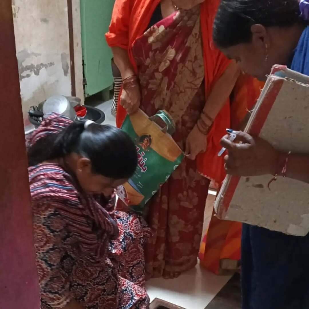 स्वास्थ्य विभाग द्वारा शिवपुरी शहरी क्षैत्र डेंगू मलेरिया सर्वे का अभियान चलाया जा रहा है। जिसमें लगभग 5 हजार घरों का सर्वे कार्य पूर्ण हो चुका है। जिसमें लगभग 489 घरों में लार्वा पाया गया है। सर्वे अभियान के लिए स्वास्थ्य विभाग द्वारा शहरी क्षैत्र के 39 वार्डो के लिए 134 सर्वे दलों का गठन किया गया है।
मुख्य चिकित्सा एवं स्वास्थ्य अधिकारी डॉ संजय ऋषीश्वर द्वारा दी गई जानकारी के अनुसार शिवपुरी शहरी क्षैत्र में चार बच्चों की मौत के बाद लर्वा सर्वे अभियान प्रारंभ किया गया है। इस हेतु स्वास्थ्य विभाग, महिला एवं बाल विकास विभाग तथा नगर पालिका के कर्मचारियों की डयूटी कलेक्टर अर्पित वर्मा के निर्देशानुसार अनुविभागीय अधिकारी आनंद सिंह राजावत द्वारा लगाई गई है। सर्वे दल घर-घर जाकर डेगू मलेरिया के लर्वा का निरीक्षण कर रहे हैं।
शहरी क्षैत्र शिवपुरी में लर्वा सर्वे दल में स्वास्थ्य, महिला एवं बाल विकास विभाग एवं नगर पालिका के कर्मचारियों को डयूटी आदेश जारी किए गए हैं। जिनमें 134 आंगनवाडी कार्यकर्ता, 47 आशा कार्यकर्ता, 23 एएनएम, 10 नगर पालिका कर्मचारी, 18 एमपीडब्लू, 8 मलेरिया कर्मचारी हैं।
मुख्य चिकित्सा एवं स्वास्थ्य अधिकारी डॉ संजय ऋषीश्वर ने आमजन से अपील की है कि वह अपने घरों में रखे पुराने टायर, कूलर, गमलों में जमा पानी के साथ पानी की टंकियों में जमा पुराने पानी को खानी करें क्योंकि इनमें डेंगू का लर्वा पनपता है वहीं आसपास जमा गंदे पानी को हटाएं अथवा उसमें जला हुआ आईल या कैरोसिन डाल दें जिससे मलेरिया फैलाने वाले मच्छरों का लर्वा नष्ट हो सके।
#shivpuri
