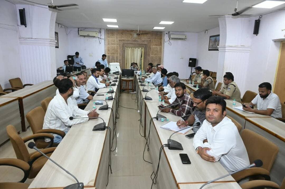 अपर कलेक्टर श्री दिनेश चंद्र शुक्ला की अध्यक्षता में सद्भावना एवं समन्वय समिति की बैठक संपन्न।
अपर कलेक्टर श्री शुक्ला ने आगामी गणेश उत्सव, डोल ग्यारस व अनंत चतुर्दशी को शांतिपूर्ण तरीके से मनाने, आयोजकों को पारंपरिक मार्गों का पालन करने, पांडालों में सुरक्षा इंतज़ाम रखने और 10 फीट तक ही प्रतिमाएं स्थापित करने की अपील की।
साथ ही बैठक में चल समारोह मार्गों की मरम्मत, विसर्जन स्थलों पर सफाई, रोशनी, क्रेन व गोताखोरों की तैनाती तथा डीजे व लाउडस्पीकर पर सुप्रीम कोर्ट के नियमों का सख्ती से पालन कराने के संबंधित अधिकारियों को निर्देश दिये।
#shivpuri