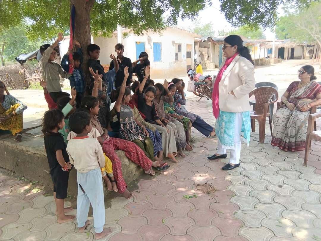 राष्ट्रीय विधिक सेवा प्राधिकरण नई दिल्ली एवं राज्य विधिक सेवा प्राधिकरण जबलपुर के आदेशानुसार नालसा स्कीम के ग्रास रूट स्तर पर आयोजित होने वाली 60 दिवसीय मेगा ड्राईव एवं जागरूकता अभियान एवं विश्व साक्षरता दिवस के अवसर पर मंगलवार को तिलकामांझी कॉलोनी हातौद में प्रधान जिला एवं सत्र न्यायाधीश एवं अध्यक्ष जिला विधिक सेवा प्राधिकरण शिवपुरी श्री राजेन्द्र प्रसाद सोनी के निर्देशन में एवं सचिव जिला विधिक सेवा प्राधिकरण शिवपुरी श्रीमती रंजना चतुर्वेदी की अध्यक्षता में विधिक साक्षरता शिविर का आयोजन किया गया।
शिविर में उपस्थित लोगों को नालसा मेगा डाइव अंतर्गत 13 योजनाओं के बारे में विस्तृत रूप से जानकारी दी गई तथा नालसा टोल फ्री नं. 15100 के साथ-साथ अन्य कानूनी जानकारी प्रदान की गई। साथ ही मेगा ड्राइव अंतर्गत चिन्हित किये गए 31 छात्रों के विद्यालय जाने में होने वाली समस्या के संबंध में चर्चा की गई एवं छात्रों के अभिभावकों को समझाईस दी गई कि वे छात्रों को नियमित रूप से विद्यालय पढ़ाई के लिए भेजे। इस अवसर पर विद्यालय के शिक्षक, पंचायत सचिव एवं पैरालीगल वालंटियर उपस्थित रहें।
#shivpuri