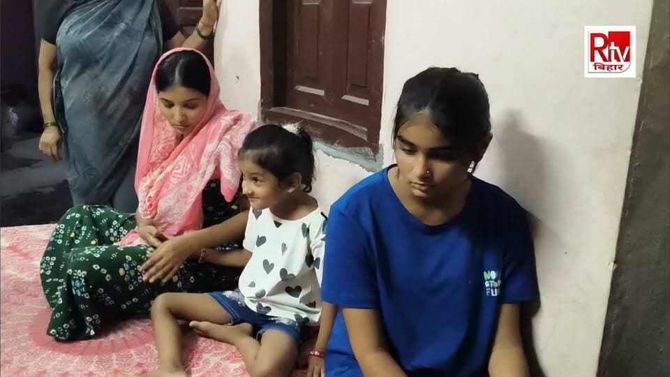 बेगूसराय में शहीद मनीष कुमार के घर पहुंचे संजय झा कहा बिहार सरकार करेंगी मदत