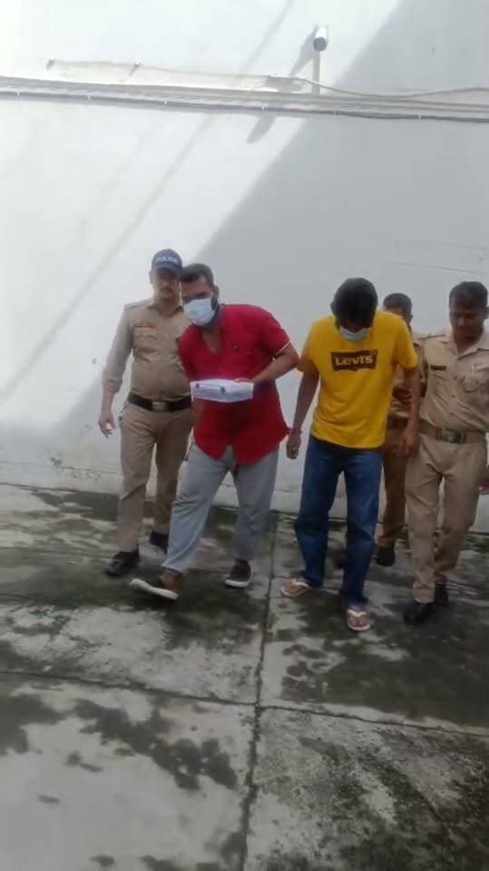 रुद्रपुर गांधी पार्क मारपीट मामले में पुलिस की बड़ी कार्रवाई, जानलेवा हमले मै पार्षद के बेटे सहित 2 आरोपी गिरफ्तार, 315 बोर का तमंचा और कारतूस बरामद.
#Rudrapur #UdhamSinghNagar #Uttarakhand #RudrapurPolice #UttarakhandPolice #GandhiPark #CrimeNews #BreakingNews #PoliceAction #CrimeUpdate #Arrested #PoliceInvestigation #LawAndOrder #UttarakhandNews #RudrapurNews #LocalNews #LatestNews #NewsUpdate #PoliceOperation #crimereportandnewsineasternpanhandleofwestva