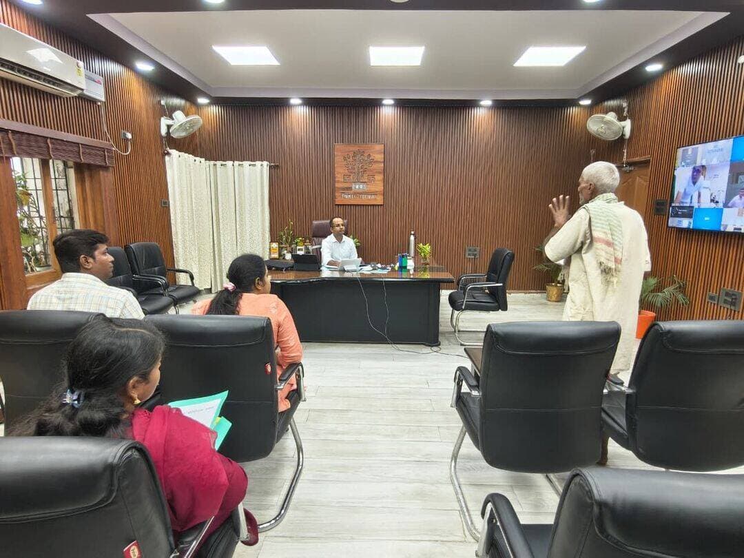 जिला पदाधिकारी ने बिहार लोक शिकायत निवारण अधिकार अधिनियम के तहत द्वितीय अपील की सुनवाई की।
जिला पदाधिकारी, नवादा श्री रवि प्रकाश ने आज अपने कार्यालय प्रकोष्ठ में बिहार लोक शिकायत निवारण अधिकार अधिनियम के तहत द्वितीय अपील की सुनवाई की। आज द्वितीय अपील के तहत कुल 06 परिवादी उपस्थित हुए, जिनमें से 02 मामलों का ऑन-द-स्पॉट निवारण कर दिया गया।
प्रस्तुत द्वितीय अपील वादों में जगत किशोर प्रसाद द्वारा निजी जमीन पर बिजली पोल एवं ट्रांसफार्मर अधिष्ठापन कर देने के संबंध में तथा नरेश यादव द्वारा अतिक्रमण से संबंधित मामलों में ऑनलाइन द्वितीय अपील दायर की गई थी। संबंधित पदाधिकारियों द्वारा जाँच प्रतिवेदन भेजे जाने के उपरांत आज शिकायतों की सुनवाई की गई।
बिहार लोक शिकायत निवारण अधिकार अधिनियम, 2015 के तहत किसी भी मामले की सुनवाई कर दो माह के भीतर उसका निवारण किया जाता है। प्रखंड स्तर पर पंचायतों से संबंधित विवादों एवं समस्याओं के समाधान हेतु अनुमंडलीय लोक शिकायत निवारण कार्यालय, नवादा सदर एवं रजौली में कोई भी व्यक्ति अपील कर सकता है, जबकि जिला स्तरीय समस्याओं एवं परिवादों के निवारण के लिए जिला लोक शिकायत निवारण पदाधिकारी, नवादा का कार्यालय समाहरणालय के मुख्य प्रवेश द्वार के दाहिनी ओर स्थित लोक सेवाओं का अधिकार अधिनियम भवन में संचालित है। विवादों की सुनवाई एवं निवारण दोनों पक्षों को बुलाकर किया जाता है तथा इसके लिए किसी प्रकार का कोई शुल्क नहीं लिया जाता है। शिकायत दर्ज करने एवं निवारण की निःशुल्क व्यवस्था उपलब्ध है और आदेश से असंतुष्ट होने पर निःशुल्क अपील दायर की जा सकती है। अब शिकायतों का निवारण और भी आसान हो गया है तथा नागरिक ऑनलाइन भी शिकायत एवं अपील दर्ज कर सकते हैं।
आप भी बिहार लोक शिकायत निवारण अधिकार अधिनियम के अंतर्गत अपनी शिकायत दर्ज कराएँ और निश्चित समय-सीमा के भीतर समाधान प्राप्त करें।
नवादा से राकेश कुमार चन्दन की रिपोर्ट !