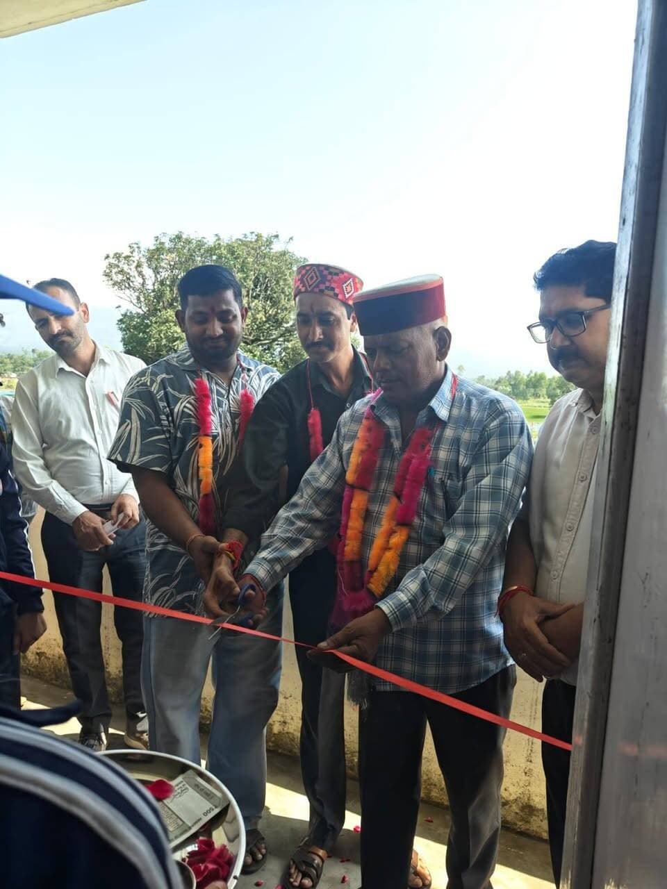 मानपुर देवड़ा स्कूल में सात दिवसीय विशेष एनएसएस शिविर का शुभारंभ: चौहान
देशआदेश, मानपुर देवड़ा।
शहीद सोहन सिंह मेमोरियल राजकीय वरिष्ठ माध्यमिक पाठशाला मानपुर देवड़ा में आज मंगलवार, को राष्ट्रीय सेवा योजना (NSS) के सात दिवसीय विशेष शिविर का शुभारंभ किया गया। शिविर का विधिवत शुभारंभ स्थानीय पंचायत के प्रधान नरेंद्र पाल ने किया।
इस अवसर पर स्थानीय पंचायत के उपप्रधान बिपिन चंद्र शर्मा तथा बीडीसी सदस्य टोनी विशेष अतिथि के रूप में उपस्थित रहे। कार्यक्रम के दौरान प्रधान नरेंद्र पाल ने विद्यार्थियों को स्वच्छता एवं व्यक्तिगत हाइजीन के महत्व के बारे में विस्तार से जानकारी दी।
उन्होंने विद्यार्थियों को स्वच्छ वातावरण बनाए रखने तथा अपने आसपास साफ-सफाई रखने के लिए प्रेरित किया।
प्रधान ने विद्यार्थियों के साथ मोबाइल फोन के बढ़ते इस्तेमाल और इसके दुष्परिणामों पर भी चर्चा की।
उन्होंने कहा कि मोबाइल का आवश्यकता से अधिक इस्तेमाल विद्यार्थियों की पढ़ाई, स्वास्थ्य और दिनचर्या पर प्रतिकूल प्रभाव डाल सकता है। इसके साथ ही उन्होंने नशे के दुष्परिणामों के बारे में जागरूक करते हुए विद्यार्थियों से नशे से दूर रहने का आह्वान किया।
उन्होंने विद्यार्थियों को पढ़ाई के साथ-साथ खेल गतिविधियों में बढ़-चढ़कर भाग लेने के लिए प्रेरित किया। उन्होंने कहा कि खेलों से विद्यार्थियों का शारीरिक एवं मानसिक विकास होता है और उनमें अनुशासन, आत्मविश्वास तथा टीम भावना विकसित होती है।
कार्यक्रम के अंत में विद्यालय के प्रधानाचार्य अनिल नागवाल ने मुख्यातिथि पंचायत प्रधान नरेंद्र पाल सहित सभी अतिथियों का आभार व्यक्त किया। उन्होंने NSS स्वयंसेवकों से शिविर के दौरान पूरी निष्ठा एवं अनुशासन के साथ सामाजिक गतिविधियों में भाग लेने का आह्वान किया।