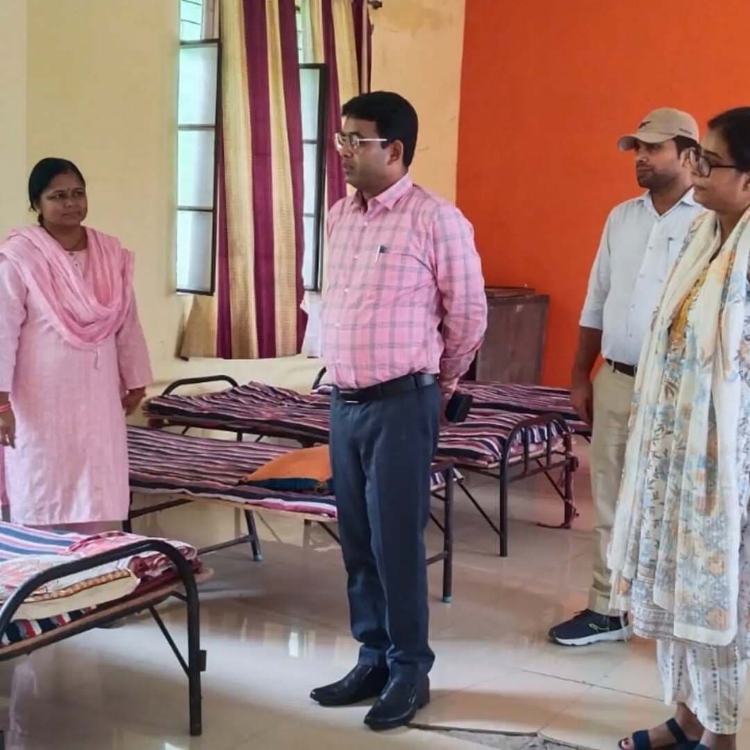 👩👧 मिशन शक्ति एवं मुख्यमंत्री नारी शक्ति योजना अंतर्गत संचालित केंद्रों का उप विकास आयुक्त ने किया निरीक्षण
उप विकास आयुक्त, जहानाबाद श्री आदित्य कुमार पियूष द्वारा वन स्टॉप सेंटर (OSC), जिला हब फॉर एम्पावरमेंट ऑफ वूमेन (DHEW), शक्ति सदन एवं पालना घर का स्थलीय निरीक्षण कर केंद्रों की व्यवस्थाओं, अभिलेखों एवं लाभार्थियों को उपलब्ध कराई जा रही सेवाओं की समीक्षा की गई।
निरीक्षण के दौरान DHEW में संविदा आधारित बहाली की स्क्रूटनी में तेजी, वन स्टॉप सेंटर को नए भवन में शीघ्र स्थानांतरित करने, पालना घर में बच्चों की सुरक्षा एवं सुविधाओं को बेहतर बनाने तथा शक्ति सदन की व्यवस्थाओं एवं अभिलेखों को अद्यतन रखने के निर्देश दिए गए।
उप विकास आयुक्त ने सभी केंद्रों का प्रभावी, पारदर्शी, समयबद्ध एवं संवेदनशील संचालन सुनिश्चित करते हुए पात्र लाभार्थियों तक योजनाओं का लाभ ससमय पहुंचाने पर विशेष जोर दिया।
#मिशनशक्ति #मुख्यमंत्रीनारीशक्ति #महिलासशक्तिकरण #जिलाप्रशासनजहानाबाद #विकसितभारत_समृद्धबिहार_आदर्शजहानाबाद