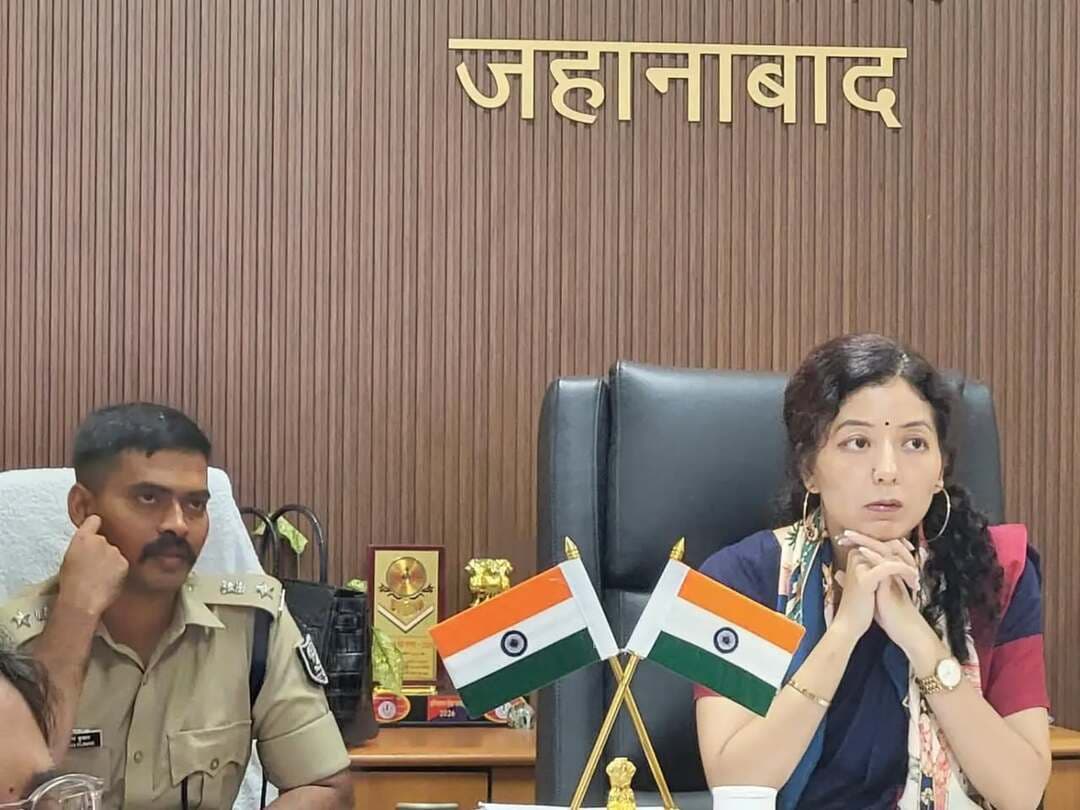 🚫 मादक पदार्थों के अवैध व्यापार एवं दुरुपयोग पर प्रभावी नियंत्रण के निर्देश — NCORD की राज्य स्तरीय बैठक आयोजित
मुख्य सचिव, बिहार की अध्यक्षता में नारकोटिक्स कोऑर्डिनेशन सेंटर (NCORD) की राज्य स्तरीय बैठक आयोजित हुई, जिसमें जिला पदाधिकारी, जहानाबाद श्रीमती छिरिङ वाई भूटिया एवं पुलिस अधीक्षक श्री कोटा किरण कुमार वीडियो कॉन्फ्रेंसिंग के माध्यम से जुड़े।
बैठक में अवैध अफीम की खेती के विनष्टीकरण, शिक्षण संस्थानों के आसपास 50 मीटर की परिधि को नशामुक्त रखने हेतु विशेष अभियान, NDPS मामलों में जब्त प्रदर्शों के सुरक्षित रख-रखाव एवं संयुक्त निरीक्षण तथा मादक पदार्थों की तस्करी में संलिप्त संगठित गिरोहों के विरुद्ध कड़ी कार्रवाई पर बल दिया गया।
जिला पदाधिकारी ने वीसी के उपरांत संबंधित विभागों को आपसी समन्वय मजबूत करते हुए विशेष अभियान, सतत निगरानी, लंबित मामलों के निष्पादन तथा डी-एडिक्शन एवं मानसिक स्वास्थ्य सेवाओं को प्रभावी बनाने के निर्देश दिए।
नशामुक्त युवा, सुरक्षित समाज — जिला प्रशासन की प्राथमिकता।
#NCORD #नशामुक्ति #NDPS #जिलाप्रशासनजहानाबाद #विकसितभारत_समृद्धबिहार_आदर्शजहानाबाद