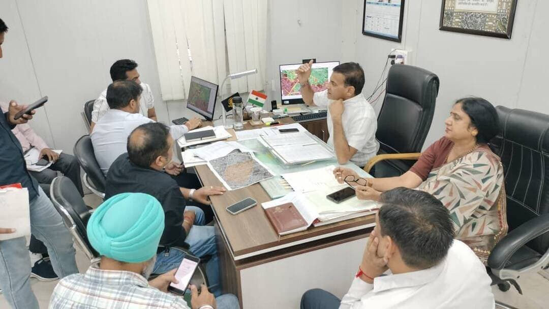 कॉलोनियों के नियमितीकरण में अब पार्षदों की होगी अहम भूमिका, सर्वे में करेंगे सहयोग
64 कॉलोनियों की सीमा निर्धारण को लेकर किए जा रहे सर्वे में तेजी लाने को लेकर मेयर व आयुक्त ने दिए अधिकारियों को निर्देश
बैठक में आयुक्त ने अधिकारियों से ली सीमा निर्धारण को लेकर किए जा रहे सर्वे की रिपोर्ट
यमुनानगर। वर्ष 1996 में तकनीकी त्रुटि के कारण अनअप्रूव्ड श्रेणी में रह गईं 76 कॉलोनियों के नियमितीकरण और सीमा निर्धारण को लेकर मेयर सुमन बहमनी व नगर निगम आयुक्त महाबीर प्रसाद ने निगम अधिकारियों की बैठक ली। बैठक में विभिन्न वार्डाें के पार्षद, जिला नगर योजनाकार, निगम के सभी सहायक नगर योजनाकार, भवन निरीक्षक, कनिष्ठ अभियंता व अन्य अधिकारी मौजूद रहे। बैठक के दौरान मेयर व निगम आयुक्त ने 64 कॉलोनियों की सीमा निर्धारण को लेकर किए जा रहे सर्वे की प्रगति की जानकारी ली। उन्होंने नगर योजनाकारों व भवन निरीक्षकों से सर्वे के दौरान आ रही परेशानियों के बारे में भी जानकारी ली। मेयर सुमन बहमनी व निगम आयुक्त ने कहा कि 76 में से बची हुई 64 कॉलोनियों के नियमितीकरण को लेकर अब पार्षदों की अहम भूमिका रहेगी। पार्षद अपने वार्ड का प्रतिनिधि होता है। वह जनता और निगम अधिकारियों के बीच कड़ी का काम करता है। इसलिए अब पार्षद नगर निगम के अधिकारियों के साथ मिलकर संबंधित कॉलोनियों की सीमाओं पर 1996 से पहले बने भवनों के दस्तावेज एकत्रित करने में सहयोग करेंगे। निगम आयुक्त ने सर्वें में लगे सभी अधिकारियों को एक सप्ताह अन्य कार्य छोड़कर केवल सर्वें का कार्य कर इसे जल्द निपटाने के निर्देश दिए।
निगम आयुक्त महाबीर प्रसाद ने बताया कि वर्ष 1996 की अधिसूचना के तहत यमुनानगर-जगाधरी क्षेत्र में कुल 76 कॉलोनियां थीं। इनमें 54 कॉलोनियां जगाधरी और 22 कॉलोनियां यमुनानगर क्षेत्र की थीं। इनमें से 12 कॉलोनियां पहले ही नियमित की जा चुकी हैं। शेष 64 कॉलोनियों को मंजूरी मिलने के बाद अब आगे की प्रक्रिया के लिए सरकार की ओर से अंतिम नोटिफिकेशन मिलना बाकी है। उन्होंने बताया कि कॉलोनियों के नियमितीकरण के लिए उनकी सीमाएं निर्धारित की जा रही हैं। इसके लिए विशेष समितियों द्वारा सर्वे किया जा रहा है। इस समितियों में सहायक नगर योजनाकार, प्लानिंग एक्सपर्ट, संबंधित भवन निरीक्षक व जेई शामिल है। अब इन विशेष समितियों में संबंधित पार्षदों को भी शामिल किया गया है। जो सर्वे के दौरान कॉलोनियों की सीमाओं पर बने मकानों के मालिकों से वर्ष 1996 से पहले के दस्तावेज जैसे टैक्स जमा करने की रशीद, स्वीकृत बिल्डिंग प्लान, डेवलपमेंट चार्ज की रसीद, बिजली का बिल, राशन कार्ड, वोटर कार्ड व अन्य लिए जा रहे है। कई कॉलोनियों में सर्वे का कार्य पूरा हो चुका है, जबकि शेष कॉलोनियों में सर्वे जारी है। निगम अधिकारियों ने सर्वे के दौरान प्रॉपर्टी मालिकों द्वारा सहयोग न करने व दस्तावेज न देने की समस्या रखी थी। जिसके बाद अब पार्षदों का सहयोग लिया जा रहा है। मेयर सुमन बहमनी ने संबंधित कॉलोनी वासियों से अपील की है कि वे अपनी कॉलोनी के नियमितिकरण को लेकर नगर निगम का सहयोग करें। अपने दस्तावेज उनके पास आ रहे निगम अधिकारियों को दें। ताकि उनकी कॉलोनी नियमित कराई जाने की प्रक्रिया जल्द पूरी हो सकें। उन्होंने अधिकारियों को निर्देश दिए कि सर्वे कार्य जल्द पूरा कर कॉलोनियों के नियमितीकरण की रिपोर्ट निदेशालय को भेजे। कॉलोनियां नियमित होने के बाद इनमें गलियों, नालियों और अन्य आवश्यक विकास कार्य करवाने का रास्ता साफ होगा। मौके पर सहायक नगर योजनाकार एवं सहायक अभियंता मृणाल जैयसवाल, मुनेश्वर भारद्वाज, सुरेंद्र दहिया, राजेश शर्मा, प्लानिंग एक्सपर्ट आशीष सांगवान, भवन निरीक्षक एवं कनिष्ठ अभियंता गगन संधू, अजय कुमार, हरिंद्र, नरेंद्र, विशाल, मनीष कुमार सहित अन्य अधिकारी मौजूद रहे।
-------------
ये कॉलोनियां हो चुकी है नियमित -
76 में से 12 कॉलोनियां पहले नियमित हो चुकी हैं। इनमें शिव नगर (नालागढ़ का माजरा), महावीर कॉलोनी (बिलासपुर बाईपास रोड), गुलाब पार्क, लक्ष्मी कालोनी, विष्णु गार्डन कॉलोनी, ग्रीन विहार के नजदीक कॉलोनी (चनेटी रोड), विजय नगर एक्सटेंशन-3, विजय नगर एक्सटेंशन-2, भारत सेवक नगर साउथ, भागीरथ कॉलोनी, बसंत नगर, दुर्गा नगर तथा श्री शिव शंकर नगर (अंबाला रोड) शामिल हैं।
--------------
इन कॉलोनियां का किया जा रहा सीमा निर्धारण -
जिन कालोनियों को नियमित करने के लिए सीमा निर्धारण किया जा रहा है, उनमें गोल्डन कॉलोनी (सिटी सेंटर के नजदीक), दशमेश कॉलोनी (खालसा कालेज के नजदीक), यमुना कॉलोनी एवं हाउस बिल्डिंग सोसाइटी, आजाद नगर-प्रथम, आजाद नगर-द्वितीय, प्रोफेसर कालोनी, राम नगर, चोपड़ा गार्डन, लक्ष्मी गार्डन, कृष्णा कालोनी, स्कीम नंबर-9 (टैगोर गार्डन), आनंद कालोनी, बिशनदास कालोनी-ए, बिशनदास कालोनी-बी, जम्मू कालोनी, कुलदीप नगर, कृष्णा कॉलोनी नगर, हंसवंस पुरा, इंद्रपुरी , स्कीम नंबर-13, वीणा नगर, आदर्श नगर, नालागढ़ कॉलोनी (अंबाला रोड पेट्रोल पंप के नजदीक), दयालपुरी (सत्संग भवन के साथ), कृष्ण पुरी (नालागढ़ में माजरा के साथ), शिव नगर (नालागढ़ के माजरा के साथ), राम नगर (बिलासपुर बाईपास रोड), महावीर कॉलोनी (बिलासपुर बाईपास रोड), गुलाब पार्क, गोरी शंकर कालोनी, गोरी शंकर पाबनी सड़क के कार्नर पर, राजा साहब गार्डन कालोनी, शिब्बु मक्खन धर्मशाला के पीछे कालोनी, विष्णु गार्डन कालोनी, राजेश नगर ब्लाक-ए, राजेश नगर ब्लॉक-बी, मुखर्जी पार्क एक्सटेंशन गौरी शंकर लिंक रोड, काली मंदिर कालोनी, कॉलोनी नेता जी सुभाष नगर, शांति कालोनी, महावीर कॉलोनी (हनुमान गेट), गंगा नगर एक्सटेंशन (फैक्ट्री यूनिट), गंगा नगर (छछरौली सड़क), कॉलोनी नजदीक ग्रीन विहार, विश्वकर्मा कालोनी, कॉलोनी नजदीक स्कीम नंबर-7, विजय नगर बूड़िया गेट, विजय नगर एक्सटेंशन लाइन, भारत सेवक नगर एक्सटेंशन साउथ, सरस्वती कालोनी, विजय नगर एक्टेंशन, लक्ष्मी कालोनी, भगीरथ कालोनी, न्यू सरस्वती विद्या मंदिर कालोनी, मनोहर कालोनी, एक्सटेंशन, मनोहर कालोनी, दुर्गा गार्डन एक्सटेंशन, दर्शन नगर, बसंत नगर, पूर्ण विहार, न्यू गढ़ी मुंडो कालोनी, दुर्गा नगर, शंकर पुरी, प्रताप नगर, धीमान नगर, शिव शंकर नगर, श्री गणेश नगर, कॉलोनी जर्सी क्रास, रूप नगर एक्सटेंशन (माडल टाउन की सड़क पर), रूप नगर कॉलोनी एक्सटेंशन (जेल के पीछे), गांधी धाम एक्सटेंशन, श्याम सुंदर पुरी एक्सटेंशन तथा कॉलोनी नजदीक नवरत्न शामिल हैं।
फोटो कैप्शन -
अधिकारियों की बैठक लेती मेयर सुमन बहमनी व नगर निगम आयुक्त महाबीर प्रसाद।
कॉलोनियों के सीमा निर्धारण को लेकर किए जा रहे सर्वें की नक्शे के माध्यम से जानकारी देते अधिकारी।