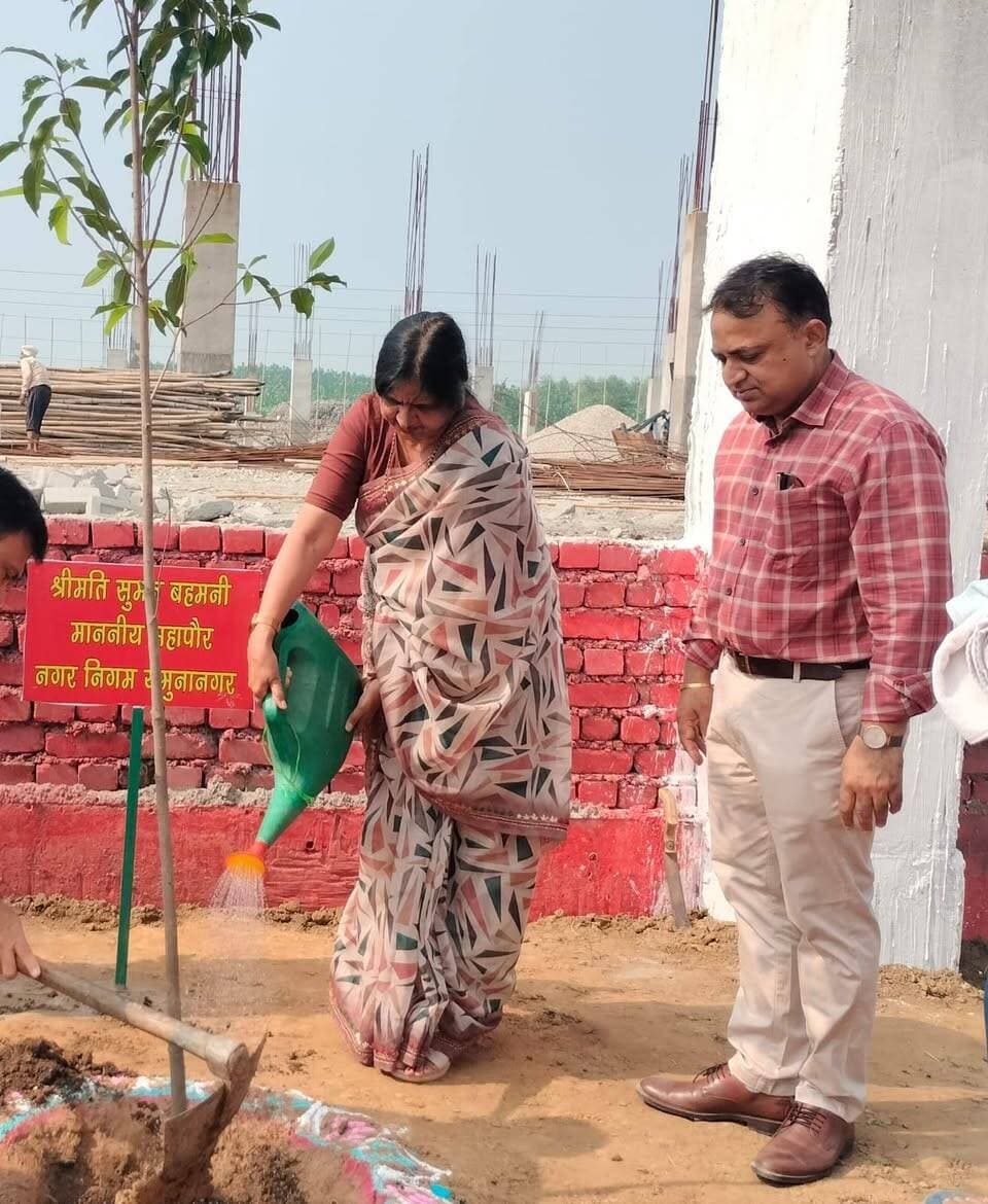 कैल कचरा निस्तारण प्लांट के चारों तरफ लगाए जाएंगे 3500 पौधे, सुगंधित होगा वातावरण
मेयर, विधायक व निगम आयुक्त ने पौधारोपण कर की अभियान की शुरुआत
यमुनानगर। पर्यावरण संरक्षण और सुगंधित वातावरण बनाने को लेकर नगर निगम द्वारा कैल कचरा निस्तारण प्लांट के चारों तरफ करीब 3500 पौधे लगाए जाएंगे। मंगलवार को मेयर सुमन बहमनी, विधायक घनश्याम दास अरोड़ा, नगर निगम आयुक्त महाबीर प्रसाद व अतिरिक्त निगम आयुक्त धीरज कुमार ने पौधारोपण कर इस अभियान की शुरुआत की। इस अवसर पर नगर निगम कार्यकारी अभियंता हरीश कुमार, सहायक अभियंता सुरेंद्र दहिया, राजेश शर्मा, कनिष्ठ अभियंता अभिषेक शर्मा, विशाल, हरिंद्र कुमार व अन्य निगम अधिकारियों और कर्मचारियों ने भी पौधारोपण किया। मेयर सुमन बहमनी ने बताया कि कैल कचरा निस्तारण प्लांट के चारों तरफ विभिन्न प्रजातियों के करीब 3500 पौधे लगाए जाएंगे। इनमें सुगंधित फूलों वाले पौधों के साथ-साथ फलदार, औषधीय और सौंदर्यीकरण में सहायक पौधे भी शामिल होंगे। पौधों के बड़े होने के बाद प्लांट के आसपास हरियाली बढ़ेगी और क्षेत्र का वातावरण भी अधिक सुंदर व स्वच्छ नजर आएगा।
उन्होंने कहा कि नगर निगम द्वारा शहर के विकास के साथ-साथ पर्यावरण संरक्षण पर भी विशेष ध्यान दिया जा रहा है। अधिक से अधिक पौधे लगाने से शहर में हरियाली का क्षेत्र बढ़ेगा और लोगों को स्वच्छ एवं बेहतर वातावरण मिलेगा। उन्होंने कहा कि पौधारोपण के साथ-साथ लगाए गए पौधों की देखभाल भी सुनिश्चित की जाएगी, ताकि वे सुरक्षित रूप से विकसित हो सकें। विधायक घनश्याम दास अरोड़ा ने कहा कि पर्यावरण संरक्षण आज के समय की बड़ी आवश्यकता है। प्रत्येक नागरिक को पौधारोपण के साथ उनकी देखभाल की जिम्मेदारी भी निभानी चाहिए। उन्होंने नगर निगम की इस पहल की सराहना करते हुए कहा कि कचरा निस्तारण प्लांट के आसपास हरियाली विकसित होने से क्षेत्र का वातावरण सकारात्मक रूप से बदलेगा।
नगर निगम आयुक्त महाबीर प्रसाद ने कहा कि कचरा निस्तारण प्लांट के आसपास हरित पट्टी विकसित करने का उद्देश्य पर्यावरण संरक्षण के साथ-साथ क्षेत्र को स्वच्छ और सुंदर बनाना है। उन्होंने कहा कि पौधारोपण के बाद इनकी नियमित देखभाल पर भी विशेष ध्यान दिया जाएगा। पौधों की सुरक्षा, सिंचाई और उचित रखरखाव की व्यवस्था सुनिश्चित की जाएगी, ताकि लगाए गए पौधे विकसित होकर भविष्य में एक घने हरित क्षेत्र का रूप ले सकें। उन्होंने नागरिकों से भी पर्यावरण संरक्षण के लिए अधिक से अधिक पौधे लगाने और उनकी देखभाल करने का आह्वान किया।
फोटो कैप्शन - कैल कचरा निस्तारण प्लांट के बाहर पौधारोपण करते विधायक, मेयर, निगम आयुक्त व अन्य।
कैल कचरा प्लांट के आसपास 3500 पौधे लगाने की मेयर व विधायक को जानकारी देते निगम आयुक्त महाबीर प्रसाद।