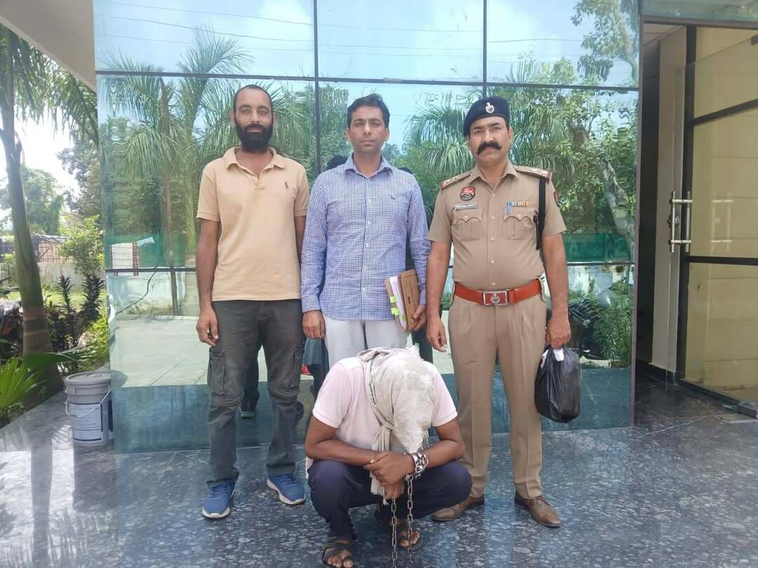 नशा तस्करों पर एचएसएनसीबी का डबल अटैक, दो अलग मामलों में 3 तस्कर गिरफ्तार
- जगाधरी में 840 ट्रामाडोल कैप्सूल के साथ स्थानीय तस्कर दबोचा, कलानौर में करीब 6 किलो ट्रामाडोल व 1,800 अल्प्राजोलम टैबलेट बरामद
- UP से हरियाणा तक फैला था नशीली दवाइयों का नेटवर्क, दोनों मामलों में आरोपी 2 दिन के पुलिस रिमांड पर
यमुनानगर, 8 सितंबर 2026। नशे के अवैध कारोबार के खिलाफ हरियाणा स्टेट नारकोटिक्स कंट्रोल ब्यूरो की यमुनानगर यूनिट ने एक ही दिन में दो अलग-अलग मामलों में बड़ी कार्रवाई करते हुए तीन नशा तस्करों को गिरफ्तार किया है। पहली कार्रवाई में जगाधरी से एक स्थानीय तस्कर को 840 ट्रामाडोल कैप्सूल के साथ पकड़ा गया, जबकि दूसरी कार्रवाई में गांव कलानौर के पास करीब 6 किलो (10800) ट्रामाडोल कैप्सूल और 1,800 अल्प्राजोलम टैबलेट के साथ उत्तर प्रदेश के एक अंतरराज्यीय तस्कर को गिरफ्तार किया गया।
दूसरे मामले में आरोपी से मिली जानकारी के आधार पर पुलिस ने सहारनपुर के बेहट क्षेत्र से एक अन्य आरोपी को भी गिरफ्तार किया गया है।
पहली कार्रवाई: जगाधरी में स्थानीय तस्कर गिरफ्तार
एचएनसीबी यूनिट यमुनानगर के प्रभारी इंस्पेक्टर मेहरुफ अली के नेतृत्व में टीम ने गुप्त सूचना के आधार पर रेलवे पुल अंडर ब्रिज, कैंप चौक, जगाधरी में कार्रवाई करते हुए टीम ने मौके से महेंद्र पुत्र राम बरन, निवासी जगाधरी को गिरफ्तार किया। तलाशी के दौरान उसके कब्जे से 840 ट्रामाडोल कैप्सूल, वजन 464.1 ग्राम बरामद हुए। तस्करी में इस्तेमाल की जा रही एक मोटरसाइकिल भी पुलिस ने कब्जे में ली है। इस संबंध में मुकदमा नंबर 211, दिनांक 06.09.2026, धारा 22(C), 61, 85 एनडीपीस एक्ट के तहत थाना गांधीनगर में मामला दर्ज किया गया है। आरोपी को अदालत में पेश कर दो दिन के पुलिस रिमांड पर लिया गया है। पुलिस उससे नशीली दवाइयों की सप्लाई और खरीद के स्रोत के संबंध में पूछताछ कर रही है।
दूसरी कार्रवाई: UP से हरियाणा तक नशीली दवाइयों की सप्लाई का खुलासा
दूसरी कार्रवाई में SI मतलूब हुसैन के नेतृत्व वाली टीम ने गांव कलानौर स्थित महाराजा रिजॉर्ट के पास नाकाबंदी कर उत्तर प्रदेश के सहारनपुर निवासी दिलशाद पुत्र सलीम को गिरफ्तार किया। पुलिस ने आरोपी के कब्जे से भारी मात्रा में नशीली दवाइयां बरामद कीं। इनमें 10,800 ट्रामाडोल कैप्सूल, करीब 6 किलो वजन, तथा 1,800 अल्प्राजोलम टैबलेट शामिल हैं। आरोपी के कब्जे से एक इलेक्ट्रिक स्कूटी भी बरामद की गई है। इस संबंध में मुकदमा नंबर 344, दिनांक 06.09.2026, धारा 22(C), 61, 85 एनडीपीस एक्ट के तहत थाना सदर यमुनानगर में मामला दर्ज किया गया है।
पूछताछ के बाद सहारनपुर से दूसरा आरोपी गिरफ्तार
पुलिस पूछताछ में सामने आई जानकारी के आधार पर एचएनसीबी टीम ने आगामी कार्रवाई करते हुए अनिवेश मित्तल उर्फ राजन पुत्र रामगोपाल, निवासी गांव यूसुफपुर उर्फ उसंड, थाना बेहट, जिला सहारनपुर, उत्तर प्रदेश को भी बेहट, उत्तर प्रदेश से गिरफ्तार कर लिया। इस प्रकार इस मामले में अब तक दो अंतरराज्यीय आरोपियों की गिरफ्तारी हो चुकी है। दोनों आरोपियों को अदालत में पेश कर पुलिस रिमांड पर लिया गया है।
सप्लाई नेटवर्क तक पहुंचने में जुटी HSNCB
एचएनसीबी यूनिट यमुनानगर के प्रभारी इंस्पेक्टर मेहरुफ अली ने बताया कि जिले में नशीली दवाइयों के अवैध कारोबार पर लगातार निगरानी रखी जा रही है। गुप्त सूचनाओं के आधार पर अलग-अलग टीमों द्वारा कार्रवाई की जा रही है। उन्होंने बताया कि दूसरे मामले में सामने आया अंतरराज्यीय नेटवर्क गंभीर चिंता का विषय है, जिसमें उत्तर प्रदेश से हरियाणा में बड़ी मात्रा में नशीली दवाइयों की सप्लाई किए जाने की बात सामने आई है। गिरफ्तार आरोपियों से गहन पूछताछ की जा रही है ताकि नशीली दवाइयों के स्रोत, सप्लाई चैन और नेटवर्क में शामिल अन्य लोगों का पता लगाया जा सके।
तस्करी की सूचना दे, जिम्मेदारी निभाए
ब्युरो आमजन से अपील करती है कि यदि उन्हे उनके आसपास कोई व्यक्ति नशीले पदार्थ बेचता है या नशे की सप्लाई से जुड़ी जानकारी है, तो इसकी सूचना तुरंत हेल्पलाइन: 90508-91508, मानस टोल-फ्री हेल्पलाइन: 1933, मानस पोर्टल: ncbmanas.gov.in पर दे। सूचना देने वाले व्यक्ति की पहचान गोपनीय रखी जाएगी।