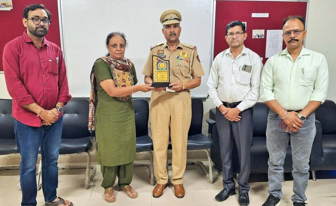“यदि नशा होता अच्छा, माँ कहती—खा ले मेरे बच्चा” : डॉ. अशोक कुमार वर्मा
एनसीबी हरियाणा द्वारा राजकीय बहुतकनीकी संस्थान में नशामुक्ति जागरूकता कार्यक्रम
यमुनानगर। हरियाणा राज्य नारकोटिक्स नियंत्रण ब्यूरो के अतिरिक्त पुलिस महानिदेशक श्री संजय कुमार, भारतीय पुलिस सेवा के दिशा-निर्देशन तथा फरीदाबाद के संयुक्त आयुक्त एवं ब्यूरो के उप पुलिस महानिरीक्षक श्री राजेंद्र कुमार मीणा, भारतीय पुलिस सेवा के नेतृत्व में हरियाणा के गाँव गांव तक नशे के विरुद्ध प्रचार प्रसार किया जा रहा है। इस कड़ी में चौधरी रणबीर सिंह राजकीय बहुतकनीकी हथनीकुंड में नशे के विरुद्ध एक दिवसीय 111 वां व्यापक जागरूकता कार्यक्रम आयोजित किया गया। साइकिल के साधन का प्रयोग करते हुए एक स्थान से दूसरे स्थान तक पहुँच रहे ब्यूरो के जागरूकता कार्यक्रम एवं पुनर्वास प्रभारी/ उप निरीक्षक डॉ. अशोक कुमार वर्मा द्वारा यह कार्यक्रम किया गया जिसमे 500 विद्यार्थी एवं 41 शिक्षक आदि उपस्थित रहे। संस्थान की प्राचार्य सरला चौधरी की उपस्थिति में आयोजित कार्यक्रम में ब्यूरो के जागरूकता कार्यक्रम एवं पुनर्वास प्रभारी डॉ. अशोक कुमार वर्मा ने विद्यार्थियों को संबोधित करते हुए कहा, “यदि नशा होता अच्छा, माँ कहती—खा ले मेरे बच्चा; लेकिन माँ अपने बच्चे को नशा नहीं, स्वस्थ जीवन, अच्छी शिक्षा और संस्कार देना चाहती है।” उन्होंने कहा कि नशा व्यक्ति के शरीर और मन को खोखला करने के साथ-साथ उसके परिवार की खुशियां, आर्थिक स्थिति, शिक्षा, रोजगार और सामाजिक प्रतिष्ठा को भी प्रभावित करता है। युवा देश की सबसे बड़ी शक्ति हैं और युवाओं को नशे से बचाना प्रत्येक नागरिक का दायित्व है। उन्होंने विद्यार्थियों से स्वयं नशे से दूर रहने तथा अपने मित्रों, परिवारजनों और समाज के अन्य लोगों को भी नशे के दुष्परिणामों के प्रति जागरूक करने का आह्वान किया। विद्यार्थियों एवं शिक्षकों को नशे के विभिन्न प्रकारों, उनके शारीरिक एवं मानसिक दुष्प्रभावों, नशे से बचाव के उपायों तथा नशे के आदि व्यक्तियों के उपचार एवं पुनर्वास संबंधी महत्वपूर्ण जानकारी दी गई। डॉ. अशोक कुमार वर्मा ने कहा कि नशे की समस्या से निपटने के लिए केवल कानून का भय पर्याप्त नहीं है, बल्कि परिवार, शिक्षण संस्थानों और समाज को मिलकर जागरूकता एवं संवेदनशीलता के साथ कार्य करना होगा। उन्होंने कहा कि प्रतिबंधित नशों के विरुद्ध जागरूक नागरिक का कर्तव्य निर्वहन करते हुए 1933 अथवा 9050891508 पर गुप्त सुचना देकर नशा मुक्त अभियान में सहयोग करें। कार्यक्रम के अंत में प्राचार्या सरला देवी ने उन्हें स्मृति चिन्ह से सम्मानित किया।
------------