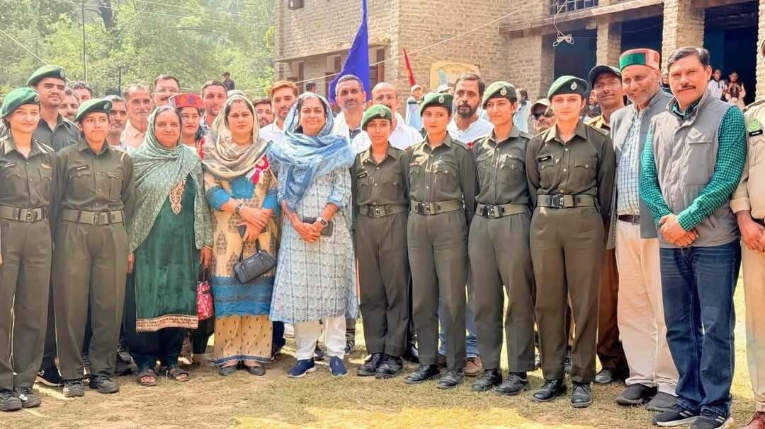 चुराह वन मंडल सलूणी द्वारा राजकीय वरिष्ठ माध्यमिक पाठशाला भांदल के पास वन महोत्सव मनाया।
पूर्व शिक्षा मंत्री आशा कुमारी ने बतौर मुख्यतिथि शिरकत की साथ पौधा रोपण किया।
आशा कुमारी के साथ वन विभाग के अधिकारी और कर्मचारी सहित पार्टी पदाधिकारी और कार्यकर्ता मौजूद रहे।