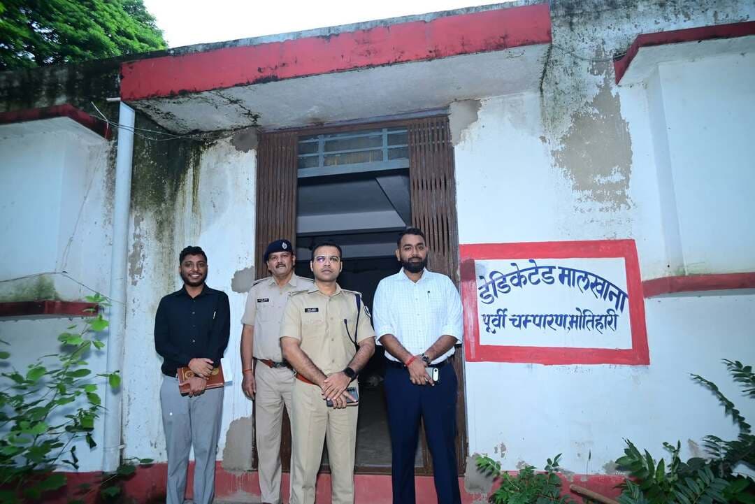 जिलाधिकारी और पुलिस अधीक्षक के द्वारा पुलिस लाइन स्थित डेडिकेटेड मलखाना का देर संध्या पहर निरीक्षण किया गया। निरीक्षण के दौरान जप्त किए गए नशीले पदार्थ सहित सभी वस्तुओं की पड़ताल की गई एवं संधारित सूची से मिलान किया गया। इस दिशा में मलखाना प्रभारी को सभी जरूरी निर्देश दिए गए।
Information & Public Relations Department, Government of Bihar Motihari Police