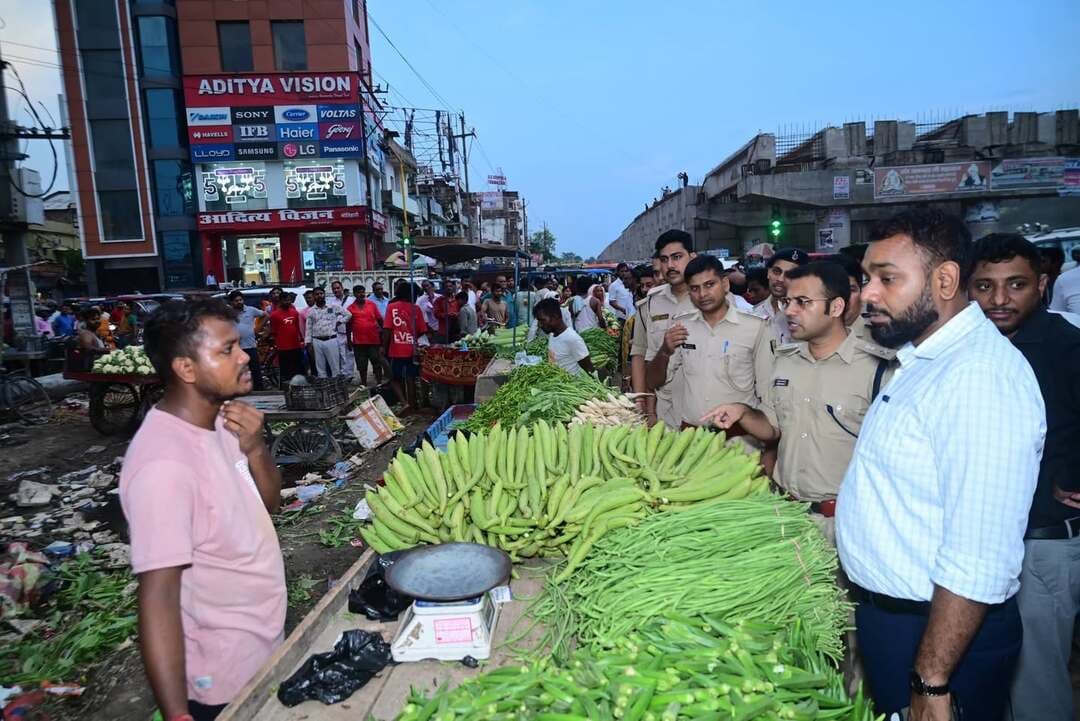 शहर को जाम की समस्या से निजात दिलाने को लेकर डीएम और एसपी ने संभाला मोर्चा, यातायात थाना मोतिहारी में की गई बैठक
जिलाधिकारी श्री सौरभ सुमन यादव और पुलिस अधीक्षक श्री स्वर्ण प्रभात के द्वारा आज संध्या पहर यातायात थाना मोतिहारी में जाम की समस्या को दूर करने को लेकर एक महत्वपूर्ण बैठक की गई जिसमें अनुमंडल पुलिस पदाधिकारी सदर मोतिहारी, प्रभारी यातायात सहित अन्य पुलिस प्रभारी उपस्थिति थे।
शहर के मुख्य बाजार में सड़कों पर जहां-तहां ठेला लगाने से जाम की समस्या बढ़ रही है। इसको लेकर निर्देश दिया गया कि शहर के सभी मुख्य पथों और चौराहों के पास ठेला नहीं लगाया जाए। छतौनी चौक के आसपास लगने वाले सभी ठेला को नरेगा पार्क में लगाया जाए। इसके लिए माइकिंग करा कर सभी को सूचना दे दी जाए। सड़कों के किनारे तीन पहिया और चार पहिया वाहन खड़ा नहीं रहे इस पर ध्यान दिया जाए और खड़ी वाहन के चालकों से जरूरी पूछताछ कर उसे वहां से हटाया जाए।
यातायात के सुचारू संचालन को लेकर प्रतिनियुक्त पुलिस पदाधिकारी एवं पुलिस बल लगातार चौकन्ना रहकर स्थिति का जायजा लेते रहें। शहर में यातायात पेट्रोलिंग को बढ़ाया जाए एवं ध्यान रहे कि कहीं भी जाम की समस्या नहीं हो।
जिलाधिकारी एवं पुलिस अधीक्षक के द्वारा मीना बाजार से लेकर छतौनी चौक तक फ्लैग मार्च किया गया और स्थिति का जायजा लिया गया।
Information & Public Relations Department, Government of Bihar Motihari Police