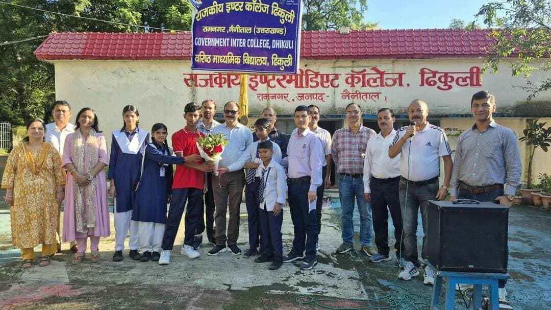 <nis:link nis:type=tag nis:id=रामनगर nis:value=रामनगर nis:enabled=true nis:link/> के राजकीय इंटर कॉलेज <nis:link nis:type=tag nis:id=ढिकुली nis:value=ढिकुली nis:enabled=true nis:link/> के पांच विद्यार्थियों ने <nis:link nis:type=tag nis:id=मुख्यमंत्री nis:value=मुख्यमंत्री nis:enabled=true nis:link/> मेधावी छात्र प्रोत्साहन छात्रवृत्ति योजना परीक्षा 2026 में उत्कृष्ट प्रदर्शन करते हुए सफलता प्राप्त की है,<nis:link nis:type=tag nis:id=छात्रों nis:value=छात्रों nis:enabled=true nis:link/> की इस शानदार उपलब्धि से विद्यालय प्रबंधन, शिक्षकों और पूरे क्षेत्र में हर्ष का माहौल है।
<nis:link nis:type=tag nis:id=परीक्षा nis:value=परीक्षा nis:enabled=true nis:link/> में चयनित मेधावी विद्यार्थी कक्षा 6 के आयुष, दिवेश कुमार और कक्षा 9: खुशबू जोशी, अल्फ़ीज़ा नूरी, आदित्य
परीक्षा में मिली इस सफलता पर विद्यालय परिसर में एक विशेष कार्यक्रम आयोजित किया गया, जहाँ प्रधानाचार्य आशाराम निराला तथा मार्गदर्शक अध्यापकों दिनेश चंद्र सिंह रावत, लोकेश सिंह रावत, रमेश बिष्ट, रुचि आर्या, रुचि पाण्डेय एवं रघुवर सिंह ने चयनित विद्यार्थियों को पुष्पगुच्छ भेंटकर उनका भव्य स्वागत किया और उनके उज्ज्वल भविष्य की कामना की।
<nis:link nis:type=tag nis:id=विद्यार्थियों nis:value=विद्यार्थियों nis:enabled=true nis:link/> की इस उपलब्धि पर शिक्षक सी. बी. एस. कन्याल, प्रभात सक्सेना, चंदन सिंह रावत, हेम पाण्डे, नवीन कांडपाल, दलीप सिंह, नीरज जोशी, आशा मेहरा, बबीता, रमेश चंद्र सत्यवल्ली के साथ-साथ एस.एम.सी. अध्यक्ष श्री उमेश अधिकारी, पी.टी.ए. अध्यक्ष श्रीमती गीता देवी, प्रो. श्री गोविंद सिंह रावत, धीरेंद्र छिमवाल, एन. के. नैनवाल, कैलाश शर्मा, ग्राम प्रधान ढिकुली खष्टी छिमवाल, क्षेत्र पंचायत सदस्य सुमन रावत, जगदीश छिमवाल तथा भुवन छिमवाल सहित अनेक अभिभावकों व शिक्षकों ने प्रसन्नता व्यक्त करते हुए बच्चों को हार्दिक बधाई दी।
<nis:link nis:type=tag nis:id=uttarakhand nis:value=uttarakhand nis:enabled=true nis:link/> <nis:link nis:type=tag nis:id=nainital nis:value=nainital nis:enabled=true nis:link/> <nis:link nis:type=tag nis:id=ramnagar nis:value=Ramnagar nis:enabled=true nis:link/>