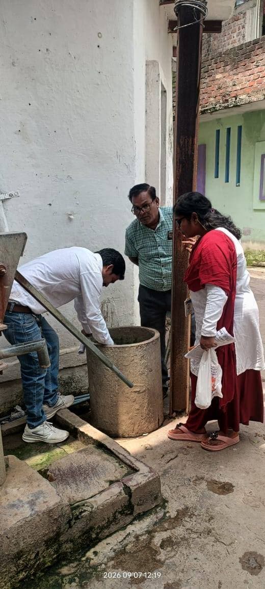 डेंगू लार्वा सर्वे अभियान में 837 घरों की जांच, 17 घरों में मिला लार्वा
..
डेंगू लार्वा सर्वे अभियान में 837 घरों की जांच, 17 घरों में मिला लार्वा
62 संदिग्ध मरीजों की डेंगू जांच, सभी की रिपोर्ट निगेटिव
..
जिले में डेंगू के संक्रमण की रोकथाम एवं मच्छरों के प्रजनन स्थलों को नष्ट करने के उद्देश्य से स्वास्थ्य विभाग द्वारा लगातार डेंगू लार्वा सर्वे अभियान चलाया जा रहा है। मलेरिया विभाग की टीम द्वारा विदिशा शहरी क्षेत्र के वैस दरवाजा, बजरिया, खाई रोड एवं कोहेफिजा सहित ग्रामीण क्षेत्रों के बासौदा, त्योंदा, कुरवाई एवं पीपलखेड़ा में डेंगू लार्वा सर्वे किया गया।
सर्वे के दौरान स्वास्थ्य विभाग की टीम ने कुल 837 घरों में पहुंचकर पानी के कंटेनरों एवं संभावित मच्छर प्रजनन स्थलों की जांच की। जांच में 17 घरों में डेंगू का लार्वा पाया गया। टीम द्वारा मौके पर ही कीटनाशक दवा के माध्यम से लार्वा को नष्ट कराया गया। साथ ही संबंधित परिवारों को घर एवं आसपास पानी जमा नहीं होने देने तथा डेंगू से बचाव के उपायों की जानकारी दी गई।
हर सप्ताह पानी के कंटेनरों की करें जांच -
स्वास्थ्य विभाग ने जनसमुदाय से अपील की है कि अपने घरों में रखे सभी पानी के कंटेनर, कूलर, फ्रिज, गमले, पानी की टंकियां, पुराने टायर सहित अन्य स्थानों की प्रति सप्ताह जांच करें, ताकि कहीं एडीज मच्छर का लार्वा न पनप रहा हो। पानी के ऐसे बर्तनों एवं पात्रों को नियमित रूप से खाली कर साफ करें। बड़े पानी के कंटेनर जिनकी नियमित सफाई या ढंकना संभव नहीं है, उनमें प्रति सप्ताह मीठा तेल डालने की सलाह दी गई है।
मच्छरों से बचाव के लिए सावधानी जरूरी -
स्वास्थ्य विभाग ने लोगों से मच्छरों के काटने से बचाव के लिए पूरे शरीर को ढकने वाले कपड़े पहनने की अपील की है। दिन के समय बच्चों एवं वृद्धों को भी मच्छरदानी के अंदर सोने की सलाह दी गई है। इसके अलावा मॉस्किटो कॉइल का उपयोग तथा शाम के समय नीम की पत्तियों का धुआं करने जैसे उपाय अपनाने की बात कही गई है।
लक्षण दिखाई देने पर तत्काल कराएं जांच -
स्वास्थ्य विभाग के अनुसार तेज बुखार, आंखों के पीछे दर्द, शरीर पर चकत्ते, मांसपेशियों एवं जोड़ों में दर्द तथा नाक या मसूड़ों से रक्तस्राव जैसे लक्षण दिखाई देने पर बिना देरी किए चिकित्सक से संपर्क करना चाहिए। डेंगू की जांच जिला चिकित्सालय विदिशा एवं अटल बिहारी वाजपेयी शासकीय चिकित्सा महाविद्यालय विदिशा में डेंगू एलाइजा टेस्ट के माध्यम से निःशुल्क कराई जा सकती है।
62 मरीजों की जांच, सभी रिपोर्ट निगेटिव -
स्वास्थ्य विभाग से प्राप्त जानकारी के अनुसार 7 सितंबर को कुल 62 मरीजों की डेंगू जांच की गई। जांच रिपोर्ट के आधार पर इनमें से एक भी मरीज डेंगू पॉजिटिव नहीं पाया गया। विभाग द्वारा डेंगू के संभावित संक्रमण को नियंत्रित करने के लिए लार्वा सर्वे, लार्वा नष्ट करने तथा जनजागरूकता गतिविधियों को लगातार जारी रखा जा रहा है। स्वास्थ्य विभाग ने नागरिकों से अपील की है कि वे अपने घरों एवं आसपास पानी जमा न होने दें और डेंगू की रोकथाम के लिए स्वास्थ्य विभाग द्वारा जारी सावधानियों का पालन करें। सामूहिक प्रयासों से जिले में डेंगू के संचरण एवं प्रसार को कम करने में प्रभावी सहयोग किया जा सकता है। #Vidisha