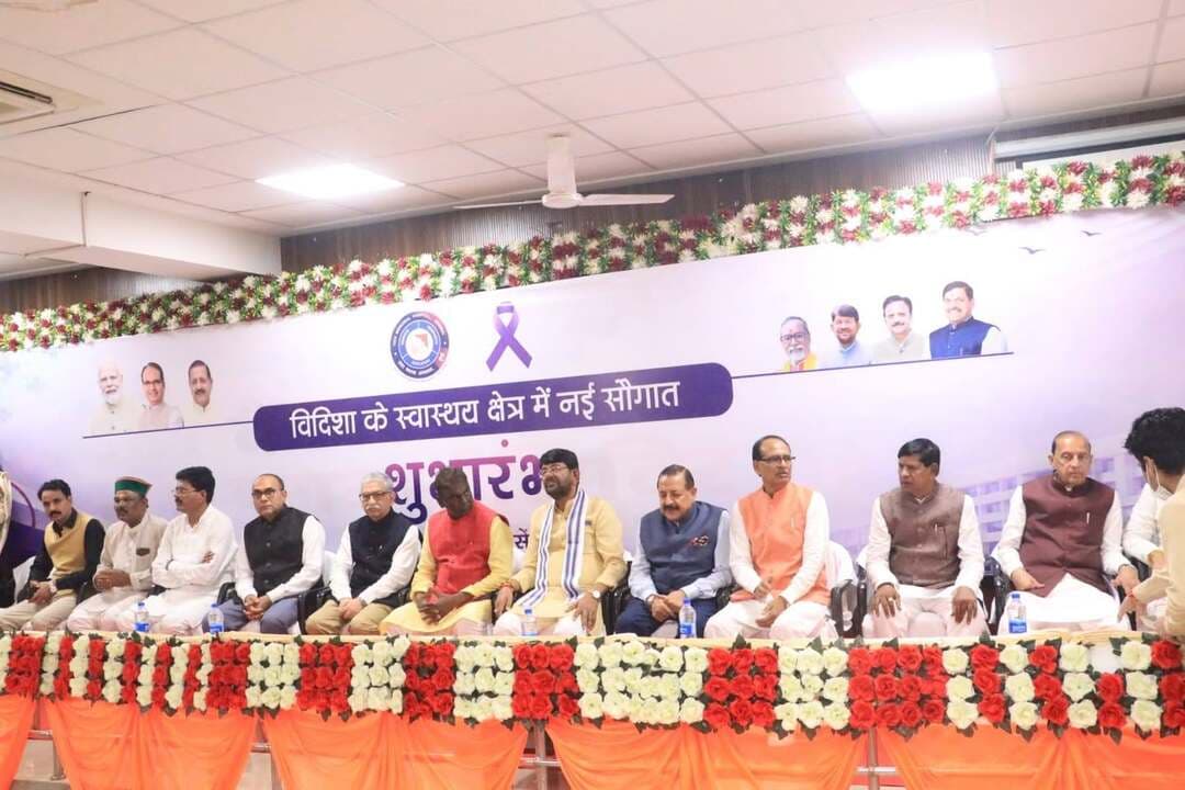 विदिशा सहित आसपास के जिलों के लिए बड़ी सौगात: मेडिकल कॉलेज में कैंसर डे-केयर कीमोथेरेपी यूनिट का शुभारंभ हुआ
..
कैंसर डे केयर सेंटर की शुरुआत कर विदिशा और आसपास के कैंसर मरीजों के लिए इलाज उनके घर के और करीब ला रहे हैं - उप मुख्यमंत्री
..
विदिशा के अटल बिहारी वाजपेई शासकीय चिकित्सा महाविद्यालय में आयोजित कैंसर डे-केयर कीमोथेरेपी यूनिट के उद्घाटन कार्यक्रम में मध्य प्रदेश के उप मुख्यमंत्री एवं लोक स्वास्थ्य एवं चिकित्सा शिक्षा मंत्री श्री राजेंद्र शुक्ल वर्चुअल जुड़े उन्होंने कार्यक्रम को संबोधित करते हुए कहा कि आज विदिशा के लिए स्वास्थ्य सेवाओं के क्षेत्र में एक बहुत महत्वपूर्ण दिन है आज हम केवल एक डे केयर कीमोथेरेपी सेंटर का उद्घाटन नहीं कर रहे हैं, बल्कि विदिशा और आसपास के क्षेत्र के कैंसर मरीजों के लिए इलाज को उनके घर के और करीब ला रहे हैं। कैंसर का इलाज केवल एक बीमारी का इलाज नहीं है। यह मरीज और उसके पूरे परिवार के लिए एक लंबी और कठिन यात्रा होती है। बार-बार भोपाल या किसी बड़े शहर जाना, यात्रा का खर्च, समय और बीमारी के साथ होने वाली मानसिक परेशानी - इन सबको कम करना भी हमारी जिम्मेदारी है। हमारा प्रयास है कि जहां तक संभव हो, इलाज मरीज के पास पहुंचे, मरीज को इलाज के लिए दूर न जाना पड़े।
केंद्रीय किसान कल्याण तथा कृषि एवं ग्रामीण विकास मंत्री श्री शिवराज सिंह चौहान एवं विज्ञान एवं प्रौद्योगिकी मंत्रालय के केंद्रीय राज्य मंत्री (स्वतंत्र), पृथ्वी विज्ञान मंत्रालय के राज्य मंत्री (स्वतंत्र), प्रधानमंत्री कार्यालय और कार्मिक, लोक शिकायत एवं पेंशन मंत्रालय के राज्य मंत्री, परमाणु ऊर्जा विभाग और अंतरिक्ष विभाग के राज्य मंत्री डॉ.जितेन्द्र सिंह ने आज विदिशा में अटल बिहारी वाजपेयी शासकीय चिकित्सा महाविद्यालय, विदिशा में टाटा कैंसर अस्पताल, मुंबई के सहयोग से स्थापित की गई डे-केयर कीमोथेरेपी यूनिट का फीता काटकर उद्घाटन कर विदिशा सहित आसपास के अन्य जिलों को एक बड़ी सौगात दी है।
इलाज बेहतर हो, समय पर हो और मरीज के घर के करीब हो यही हमारी प्रतिबद्धता- श्री राजेन्द्र शुक्ल
उपमुख्यमंत्री श्री राजेंद्र शुक्ल ने कहा कि इसकी शुरुआत जून में हुई कैंसर स्क्रीनिंग कैंप से हुई। 5 से 7 जून के बीच आयोजित इस विशेष अभियान में लगभग 3,000 लोगों की कैंसर स्क्रीनिंग एवं जांच की गई। लगभग 600 मरीजों में कैंसर की पहचान हुई और लगभग 250 संभावित कैंसर मरीजों को चिन्हित किया गया। लेकिन हमारी जिम्मेदारी केवल बीमारी की पहचान तक सीमित नहीं रही। इन मरीजों के आगे के उपचार- सर्जरी, रेडियोथेरेपी और आवश्यक कैंसर उपचार के लिए भोपाल के कैंसर अस्पतालों तथा टाटा मेमोरियल सेंटर की मुंबई स्थित इकाई ACTREC के सहयोग से उपचार की व्यवस्था की गई। हमारा प्रयास केवल यह नहीं था कि हम मरीज को बता दें कि उसे कैंसर है। हमारा प्रयास था कि “कैंसर की पहचान से लेकर उसके उपचार तक, मरीज को अकेला न छोड़ा जाए।" और आज उसी प्रयास का अगला चरण शुरू हो रहा है। अब कीमोथेरेपी के लिए विदिशा से बाहर जाने की आवश्यकता कम होगी। जिन मरीजों की कीमोथेरेपी किसी ऑन्कोलॉजिस्ट द्वारा निर्धारित की गई है,
उन्हें निर्धारित प्रोटोकॉल के अनुसार कीमोथेरेपी अब विदिशा मेडिकल कॉलेज में ही दी जा सकेंगी। चूंकि वर्तमान में मेडिकल कॉलेज में कैंसर विशेषज्ञ उपलब्ध नहीं हैं, इसलिए AIIMS भोपाल और ACTREC के विशेषज्ञों के समन्वय से बनाए गए उपचार प्रोटोकॉल के अनुसार ही मरीजों को कीमोथेरेपी दी जाएगी। इसके लिए मेडिसिन विभाग के 2 चिकित्सकों और 7 नर्सिंग अधिकारियों को ACTREC, मुंबई में विशेष प्रशिक्षण भी दिया गया है। प्रदेश में कैंसर उपचार की पूरी श्रृंखला को मजबूत किया जा रहा है हमारा लक्ष्य केवल कीमोथेरेपी की सुविधा उपलब्ध कराना नहीं है। कैंसर के उपचार के लिए जांच से लेकर सर्जरी, कीमोथेरेपी और रेडिएशन तक पूरी उपचार श्रृंखला को मजबूत करना हमारी प्राथमिकता है। इसी दिशा में प्रदेश के पुराने पांच शासकीय मेडिकल कॉलेजों में उन्नत Linear Accelerator मशीनों के माध्यम से आधुनिक रेडिएशन थेरेपी तथा Brachytherapy की सुविधाएं शीघ्र प्रारंभ की जा रही है। इसके साथ ही कैंसर की बीमारी की सटीक जांच और स्टेजिंग के लिए PET Scan की सुविधा भी शीघ्र प्रारंभ होने जा रही है। इसका अर्थ है कि आने वाले समय में मरीजों को कैंसर के इलाज के लिए अलग-अलग सुविधाओं हेतु लगातार दूसरे शहरों पर निर्भर नहीं रहना पड़ेगा। हमारी कोशिश है कि कैंसर की पहचान से लेकर उसकी सटीक स्टेजिंग, विशेषज्ञ परामर्श, सर्जरी, कीमोथेरेपी और रेडिएशन थेरेपी तक—एक मजबूत और समन्वित कैंसर केयर नेटवर्क प्रदेश में विकसित हो। आज की स्वास्थ्य व्यवस्था
का लक्ष्य यही होना चाहिए कि आधुनिक चिकित्सा सुविधाएं केवल बड़े शहरों तक सीमित न रहें। छोटे शहरों के मरीजों को भी गुणवत्तापूर्ण स्वास्थ्य सेवाएं उनके अपने शहर में मिलें- यही हमारी प्राथमिकता है। आज विदिशा में शुरू हो रहा यह सेंटर इसी सोच का उदाहरण है। कैंसर के खिलाफ लड़ाई में हमारी सबसे बड़ी ताकत केवल मशीनें और दवाएं नहीं हैं। हमारी सबसे बड़ी ताकत है— समय पर बीमारी की पहचान, समय पर सही उपचार और मरीज के साथ खड़ा रहना। आज विदिशा में हम इसी संकल्प को आगे बढ़ा रहे हैं। इलाज बेहतर हो, इलाज समय पर हो और इलाज मरीज के घर के करीब हो—यही हमारी प्रतिबद्धता है।
विदिशा में कैंसर डे केयर सेंटर की शुरुआत, स्थानीय स्तर पर मरीजों को मिलेगी उपचार की सुविधा - श्री चौहान
केंद्रीय किसान कल्याण तथा कृषि एवं ग्रामीण विकास मंत्री श्री शिवराज सिंह चौहान ने कार्यक्रम को संबोधित करते हुए कहा कि कैंसर के इलाज की दिशा में विदिशा में शुरू किया गया है। कैंसर डे केयर सेंटर एक महत्वपूर्ण कदम है। उन्होंने बताया कि कैंसर डे केयर सेंटर की शुरुआत विदिशा जिले से हुई है और इस संबंध में एमओयू भी साइन किया गया है। श्री चौहान ने कहा कि “पहला सुख निरोगी काया” है। कैंसर एक गंभीर और जानलेवा बीमारी है, इसलिए इसके उपचार के साथ-साथ समय पर जांच और जागरूकता भी बेहद आवश्यक है। विदिशा में कैंसर डे केयर सेंटर की शुरुआत होने से अब मरीजों को स्थानीय स्तर पर ही टाटा मेमोरियल अस्पताल के सहयोग से उपचार की सुविधा मिल सकेगी। उन्होंने कहा कि विदिशा में कैंसर के इलाज की सुविधाएं चरणबद्ध तरीके से विकसित की जा रही हैं। इससे पहले जिले में कैंसर जांच शिविर आयोजित किया गया था, जिसमें लगभग 3,000 लोगों की जांच की गई। जांच के दौरान करीब 600 मरीजों में कैंसर की पुष्टि हुई थी। अब आगे चलकर विदिशा में कैंसर अस्पताल स्थापित करने की दिशा में भी तैयारियां की जा रही हैं।
केंद्रीय मंत्री श्री चौहान ने कैंसर जैसी गंभीर बीमारी से बचाव के लिए लोगों से नशे से दूर रहने की अपील की। उन्होंने कहा कि स्वस्थ जीवनशैली अपनाकर और नशे से दूरी बनाकर अनेक गंभीर बीमारियों के जोखिम को कम किया जा सकता है।
कैंसर उपचार को नई दिशा, विदिशा में शुरू हुआ डे केयर सेंटर - डॉ. जितेन्द्र सिंह
केंद्रीय परमाणु ऊर्जा राज्य मंत्री डॉ. जितेंद्र सिंह ने कार्यक्रम को संबोधित करते हुए कहा कि टाटा समूह द्वारा कैंसर के क्षेत्र में किए जा रहे शोध और प्रयास आने वाले समय में न केवल भारत, बल्कि पूरी दुनिया के लिए उपयोगी साबित होंगे। उन्होंने कहा कि प्रधानमंत्री का भी स्पष्ट दृष्टिकोण है कि भारत में होने वाला शोध पूरी मानव जाति के कल्याण के लिए उपयोगी होना चाहिए। इसी दिशा में लगातार कार्य किए जा रहे हैं।
डॉ. जितेंद्र सिंह ने बताया कि टाटा समूह द्वारा पिछले 11 वर्षों में 11 अस्पताल स्थापित किए गए हैं। इसके साथ ही 300 से अधिक ग्रिड स्थापित किए गए हैं, ताकि कैंसर से पीड़ित मरीजों को समय पर उपचार उपलब्ध कराया जा सके। उन्होंने कहा कि विदिशा जिले में कैंसर डे केयर सेंटर की शुरुआत भी इसी दिशा में एक महत्वपूर्ण कदम है। मेडिकल कॉलेज में स्थापित इस सेंटर के माध्यम से कैंसर मरीजों को उनके नजदीक ही आवश्यक उपचार एवं सुविधाएं उपलब्ध कराने का प्रयास किया जा रहा है।
कैंसर डे केयर सेंटर के बेहतर संचालन के लिए दो डॉक्टरों और सात नर्सिंग स्टाफ को विशेष प्रशिक्षण दिया गया है। इसका उद्देश्य मरीजों को टाटा मेमोरियल अस्पताल की तर्ज पर बेहतर उपचार और आवश्यक चिकित्सा सुविधाएं उपलब्ध कराना है। विदिशा में कैंसर डे केयर सेंटर की शुरुआत से जिले और आसपास के क्षेत्रों के कैंसर मरीजों को उपचार के लिए दूर जाने की आवश्यकता कम होगी और उन्हें स्थानीय स्तर पर बेहतर स्वास्थ्य सुविधाएं उपलब्ध हो सकेंगी।
मेडिकल कॉलेज के डीन डॉ. मनीष निगम ने कीमोथैरेपी डे केयर सेंटर के संबंध में संक्षिप्त जानकारी से अवगत कराया। कार्यक्रम को एसीटीईआरसी और एम्स भोपाल के डायरेक्टर और विदिशा विधायक श्री मुकेश टंडन ने संबोधित किया। इस अवसर पर प्रदेश के आनंद विभाग के मंत्री एवं जिले के प्रभारी मंत्री श्री लखन पटेल, कुरवाई विधायक श्री हरिसिंह सप्रे, बासौदा विधायक श्री हरिसिंह रघुवंशी, सांची विधायक श्री प्रभुराम चौधरी, बुधनी विधायक श्री रमाकांत भार्गव, श्री महाराजसिंह, श्री राममोहन बघेल, श्री राकेश जादौन सहित अन्य जनप्रतिनिधि गण मौजूद रहे। #Vidisha