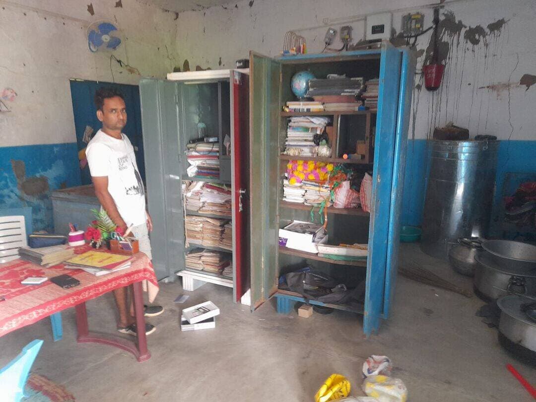 विद्यालय में चोरी से हड़कंप, सुरक्षा व्यवस्था पर उठे सवाल!
नौहट्टा प्रखंड के तिउरा पंचायत अंतर्गत पड़रिया गांव स्थित उत्क्रमित मध्य विद्यालय में सोमवार की रात अज्ञात चोरों ने कार्यालय का ताला तोड़कर चोरी की बड़ी घटना को अंजाम दिया। चोर करीब तीन बोरा चावल, ब्लूटूथ स्पीकर, आहूजा साउंड मशीन, ढोलक, खेल सामग्री समेत अन्य सामान लेकर फरार हो गए।
मंगलवार सुबह बच्चों ने विद्यालय का टूटा ताला और बिखरा सामान देखा तो घटना का खुलासा हुआ। सूचना पर प्रभारी प्रधानाचार्य सुमित कुमार मेहता विद्यालय पहुंचे और चुटिया थाना पुलिस को जानकारी दी।
पुलिस की जांच के दौरान तिलोखर जंगल के किनारे स्थित आहर से करीब 40 किलो चावल से भरा एक बोरा बरामद किया गया है। हालांकि चोरी गए अन्य सामानों का अब तक पता नहीं चल सका है।
सरकारी विद्यालय में लगातार सुरक्षा व्यवस्था की अनदेखी गंभीर सवाल खड़े करती है। आखिर बच्चों की शिक्षा और सरकारी संपत्ति की सुरक्षा की जिम्मेदारी कौन सुनिश्चित करेगा?
<nis:link nis:type=tag nis:id=nauhatta nis:value=Nauhatta nis:enabled=true nis:link/> <nis:link nis:type=tag nis:id=rohtas nis:value=Rohtas nis:enabled=true nis:link/> <nis:link nis:type=tag nis:id=biharnews nis:value=BiharNews nis:enabled=true nis:link/> <nis:link nis:type=tag nis:id=schooltheft nis:value=SchoolTheft nis:enabled=true nis:link/> <nis:link nis:type=tag nis:id=पड़रिया nis:value=पड़रिया nis:enabled=true nis:link/> <nis:link nis:type=tag nis:id=तिउरा nis:value=तिउरा nis:enabled=true nis:link/> <nis:link nis:type=tag nis:id=विद्यालय_में_चोरी nis:value=विद्यालय_में_चोरी nis:enabled=true nis:link/> <nis:link nis:type=tag nis:id=चोरी nis:value=चोरी nis:enabled=true nis:link/> <nis:link nis:type=tag nis:id=chutiapolice nis:value=ChutiaPolice nis:enabled=true nis:link/> <nis:link nis:type=tag nis:id=breakingnews nis:value=BreakingNews nis:enabled=true nis:link/> <nis:link nis:type=tag nis:id=apnarohtas nis:value=ApnaRohtas nis:enabled=true nis:link/> <nis:link nis:type=tag nis:id=रोहतास_समाचार nis:value=रोहतास_समाचार nis:enabled=true nis:link/> <nis:link nis:type=tag nis:id=नौहट्टा nis:value=नौहट्टा nis:enabled=true nis:link/> <nis:link nis:type=tag nis:id=बिहार nis:value=बिहार nis:enabled=true nis:link/>