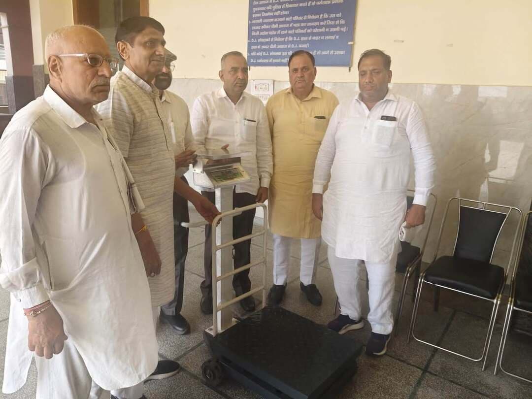 धान खरीद के सीजन में किसानों को नहीं आएगी कोई दिक्कत : डा. गणेश दत्त
-मुख्यमंत्री नायब सिंह सैनी के आदेश पर मंड़ियों में किए सभी प्रकार के प्रबंध
-शिविर लगाकर किसानों को सरकार की योजनाओं के बारे में किया जा रहा है जागरूक
लाडवा, 8 सितंबर। मार्केट कमेटी लाडवा के चेयरमैन डा. गणेश दत्त ने कहा कि मुख्यमंत्री नायब सिंह सैनी ने धान खरीद के सीजन में किसानों की सुविधा के लिए सभी तैयारियों को समय पर पूरा करने का आदेश दिया है, ताकि किसानों को किसी प्रकार की दिक्कत सीजन के दौरान न रहे। उन्होंने किसानों से अपील करते हुए कहा कि धान व अन्य खरीफ फसलें निर्धारित मानकों के अनुसार ही मंडी में लाएं। फसल को अच्छी तरह सुखाकर लाएं।
चेयरमैन डा. गणेश दत्त मंगलवार को अनाज मंडी धर्मशाला लाडवा में आयोजित किसान जागरूकता शिविर में बोल रहे थे। शिविर में हरियाणा राज्य कृषि विपणन बोर्ड से जेडएमईओ राम मेहर जांगलान, वाइस चेयरमैन सुरेंद्र सिंगला, मंडी प्रधान राजीव आर्य मुख्य रूप से मौजूद रहे। शिविर के दौरान मार्केटिंग बोर्ड एवं विभिन्न विभागों के अधिकारियों द्वारा किसानों को सरकार द्वारा चलाई जा रही कल्याणकारी एवं किसान हितैषी योजनाओं, जैसे बीबीवाई, फसल अवशेष जलाने से संबंधित प्रावधान एवं योजनाएं, मुख्यमंत्री किसान एवं खेतिहर मजदूर जीवन सुरक्षा योजना तथा मंडियों में फसलों की खरीद प्रक्रिया आदि के बारे में विस्तारपूर्वक जानकारी प्रदान की गई। अधिकारियों ने किसानों की जिज्ञासाओं एवं समस्याओं का समाधान करते हुए उन्हें विभिन्न योजनाओं का अधिक से अधिक लाभ उठाने के लिए जागरूक किया।
मार्केट कमेटी चेयरमैन डा. गणेश दत्त ने कहा कि मुख्यमंत्री नायब सिंह सैनी के नेतृत्व में सरकार ने प्रदेश में किसानों के लिए अनेक लाभकारी योजनाएं लागू की हैं। इन योजनाओं का सीधा लाभ किसानों तक पहुंच रहा है। सरकार की योजनाओं का लाभ पाने के लिए किसानों को मेरी फसल मेरा ब्योरा पोर्टल पर पंजीकरण करना अनिवार्य है। उन्होंने कहा कि मुख्यमंत्री नायब सिंह सैनी सरकार किसानों की सभी 24 फसलों की खरीद एमएसपी पर कर रही है। हरियाणा प्रदेश ऐसा करने वाला देश का पहला राज्य है। इसके साथ ही फसल खरीद करने के साथ-साथ ही भुगतान की भी समय सीमा निर्धारित की गई है।
चेयरमैन डॉ. गणेश दत्त ने कहा कि हरियाणा सरकार किसानों के कल्याण के लिए अनेक योजनाएं चला रही है, जैसे भावांतर भरपाई योजना, मेरी फसल मेरा ब्यौरा, कृषि यंत्रों पर सब्सिडी, प्राकृतिक खेती को बढ़ावा, फसल बीमा योजना आदि चलाई जा रही है, लेकिन कई बार जानकारी के अभाव में किसान इन योजनाओं का पूरा लाभ नहीं ले पाते। इसी को ध्यान में रखते हुए इस किसान जागरूकता अभियान का आयोजन किया जा रहा है।
उन्होंने कार्यक्रम में खरीफ सीजन 2026 के दौरान सुचारू खरीद प्रक्रिया सुनिश्चित करने, किसानों को सरकारी योजनाओं व मानकों की जानकारी दी। शिविर में किसानों को धान व अन्य खरीफ फसलों की फेयर एवरेज क्वालिटी मानकों, बायोमेट्रिक प्रमाणीकरण, इलेक्ट्रॉनिक तौल और मेरी फसल मेरा ब्यौरा पोर्टल पर पंजीकरण के महत्व के बारे में विस्तार से बताया गया।
उन्होंने कहा कि फसल बिक्री के लिए किसान या उसके अधिकृत प्रतिनिधि का बायोमेट्रिक प्रमाणीकरण अनिवार्य है। इसके साथ ही तौल कार्य केवल इलेक्ट्रॉनिक वेइंग स्केल के माध्यम से ही होगा। उन्होंने कहा कि किसान अपने साथ पंजीकरण विवरण, पहचान पत्र व बैंक पासबुक अवश्य लेकर आएं। किसान यह सुनिश्चित करें कि मेरी फसल मेरा ब्यौरा पोर्टल पर दर्ज बैंक खाते का नाम वही हो। नाम में भिन्नता होने पर भुगतान में देरी हो सकती है।
इस मौके पर स्वीटी भुल्लर, यशपाल धयांगला, राजकुमार खेडी दबदलान, साधू सिंह, राम धारी डूडा, रामकुमार खैरा, जसबीर पंजेटा, संजीव सैनी, रघुनाथ सैनी सहित विभिन्न विभागों के अधिकारी उपस्थित रहे।