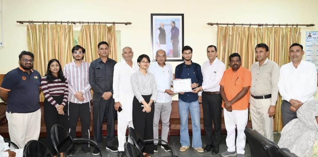 सांसद नवीन जिन्दल की पहल नवीन जिन्दल यशस्वी छात्रवृत्ति योजना बनी आशा की किरण
नवीन जिन्दल यशस्वी छात्रवृत्ति योजना से 1265 विद्यार्थियों को मिली मदद, इसके अलावा 181 छात्रों की दूसरे साल भी जारी रहेगी छात्रवृत्ति
सांसद नवीन जिन्दल द्वारा दो वर्षों में निजी कोष से 3.40 करोड़ रुपये से अधिक की छात्रवृत्ति राशि शैक्षणिक संस्थानों को भेजी गई
कुरुक्षेत्र, 8 सितंबर। कुरुक्षेत्र संसदीय क्षेत्र में आर्थिक परेशानी के कारण किसी मेधावी विद्यार्थी की पढ़ाई न रुके, इसी उद्देश्य से सांसद नवीन जिन्दल की पहल पर संचालित नवीन जिन्दल यशस्वी छात्रवृत्ति योजना लगातार विद्यार्थियों के लिए सहारा बन रही है। मंगलवार को नवीन जिन्दल यशस्वी छात्रवृत्ति योजना के तहत 67 स्कूली विद्यार्थियों और 40 कॉलेज विद्यार्थियों की छात्रवृत्ति जारी की गई। इससे पहले 317 स्कूली विद्यार्थियों और 908 कॉलेज विद्यार्थियों को छात्रवृत्ति दी जा चुकी है। इस तरह योजना के तहत बड़ी संख्या में जरूरतमंद और मेधावी विद्यार्थियों को शिक्षा जारी रखने के लिए आर्थिक सहयोग मिला है।
इस योजना के तहत अब तक कुरुक्षेत्र संसदीय क्षेत्र के 1264 विद्यार्थी लाभान्वित हो चुके हैं। इसके अलावा 181 विद्यार्थियों का दूसरे वर्ष भी छात्रवृत्ति के लिए चयन किया गया है, ताकि उनकी पढ़ाई सुचारू रूप से चलती रहे।
सांसद नवीन जिन्दल द्वारा पिछले दो वर्षों में नवीन जिन्दल यशस्वी छात्रवृत्ति योजना के लिए अपने निजी कोष से 3,40,49,700 रुपये की छात्रवृत्ति राशि विभिन्न शैक्षणिक संस्थानों के खातों में भेजी जा चुकी है। इस राशि से स्कूल और कॉलेज में पढ़ने वाले विद्यार्थियों को अपनी शिक्षा जारी रखने में मदद मिल रही है।
उपरोक्त जानकारी देते हुए सांसद नवीन जिन्दल के कार्यालय प्रभारी धर्मवीर सिंह पूर्व आईएएस ने बताया कि सांसद नवीन जिन्दल का प्रयास है कि आर्थिक अभाव के कारण किसी प्रतिभाशाली विद्यार्थी को अपनी पढ़ाई बीच में न छोड़नी पड़े। उन्होंने कहा कि शिक्षा युवाओं के बेहतर भविष्य की सबसे मजबूत नींव है और छात्रवृत्ति के माध्यम से जरूरतमंद विद्यार्थियों को अपनी शिक्षा जारी रखने का अवसर दिया जा रहा है।
सांसद नवीन जिन्दल ने उठाया कुरुक्षेत्र संसदीय क्षेत्र के अनाथ बच्चों की 100 प्रतिशत स्कूल फीस का जिम्मा
धर्मवीर सिंह पूर्व आईएएस ने बताया कि सांसद नवीन जिन्दल ने नवीन जिन्दल यशस्वी छात्रवृत्ति योजना का विस्तार करते हुए ऐसे स्कूली विद्यार्थियों को भी इसमें शामिल किया है, जिन्होंने अपने माता-पिता को खो दिया है। ऐसे 23 अनाथ बच्चों की 100 प्रतिशत स्कूल फीस सांसद नवीन जिन्दल द्वारा निजी कोष से दी जा चुकी है।
इसके अलावा विधवा, तलाकशुदा और सिंगल मदर के बच्चों की स्कूल फीस का 50 प्रतिशत सांसद नवीन जिन्दल की ओर से दिया जा रहा है। इस श्रेणी में 294 स्कूली छात्रों की 50 प्रतिशत फीस उनके स्कूलों को दी जा चुकी है। नवीन जिन्दल यशस्वी छात्रवृत्ति योजना का उद्देश्य कुरुक्षेत्र संसदीय क्षेत्र के आर्थिक रूप से कमजोर परिवारों के बच्चों को शिक्षा से जोड़कर उनके भविष्य को बेहतर अवसर देना है। कुरुक्षेत्र संसदीय क्षेत्र के मेधावी और जरूरतमंद छात्रों को नवीन जिन्दल यशस्वी छात्रवृत्ति योजना का लाभ पहुंचाने के लिए पोर्टल अभी खुला है ताकि लाभार्थियों को इस योजना का लाभ मिल सके।