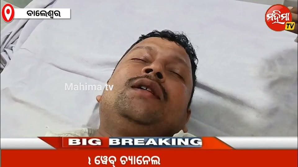 #ଦିନ_ଦ୍ୱିପହରେ_ବ୍ୟାଙ୍କଭିତରୁ_ଲୁଟ୍ !
#ବନ୍ଧୁକ_ଓ_ବିଭିନ୍ନ_ମାରଣାସ୍ତ୍ର_ଦେଖାଇ ।
#ଲୁଟିନେଲେ_୧୦_ଲକ୍ଷରୁ_ଊର୍ଦ୍ଧ୍ୱ_ଟଙ୍କା
#ବ୍ୟାଙ୍କ_ମ୍ୟାନେଜର_ଆହାତ
#ବାଲିଆପାଳ_ଡାକ୍ତରଖାନାରେ_ଭର୍ତ୍ତି !
ବାଲେଶ୍ଵର ଜିଲ୍ଲାର ବାଲିଆପାଳ ଥାନା ଖପ୍ରାପଦ ଓଡିଶା ଗ୍ରାମ୍ୟ ବ୍ୟାଙ୍କ ରୁ ଡକାୟତ। ବନ୍ଧୁକ ଓ ବିଭିନ୍ନ ମାରଣାସ୍ତ୍ର ଦେଖାଇ ବ୍ୟାଙ୍କ ମ୍ୟାନେଜର ଏବଂ କର୍ମଚାରୀଙ୍କୁ ମାଡ଼ ମାରି କ୍ୟାସ୍ କାଉଣ୍ଟରରୁ ୧୦ଲକ୍ଷ ରୁ ଉର୍ଦ୍ଧ ଟଙ୍କା ଲୁଟିନେଲେ ଦୁର୍ବୃତ୍ତ।
@top fans