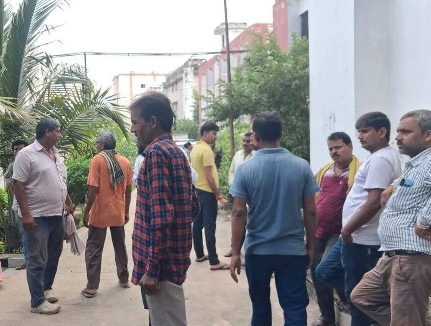 डीडीयू-गया रेलखंड के कुम्हऊ स्टेशन के समीप मंगलवार को चलती ट्रेन से उतरने के प्रयास में 19 वर्षीय युवक की मौत हो गई। मृतक की पहचान मोरसराय निवासी यमुना शर्मा के पुत्र मितेश कुमार के रूप में हुई है। बताया गया कि युवक को सासाराम स्टेशन पर उतरना था, लेकिन स्टेशन छूट जाने के बाद कुम्हऊ के पास ट्रेन धीमी होने पर उतरने का प्रयास किया। संतुलन बिगड़ने से वह ट्रेन के पहियों की चपेट में आ गया और मौके पर ही उसकी मौत हो गई। रेल पुलिस ने शव का सदर अस्पताल सासाराम में पोस्टमार्टम कराकर परिजनों को सौंप दिया।