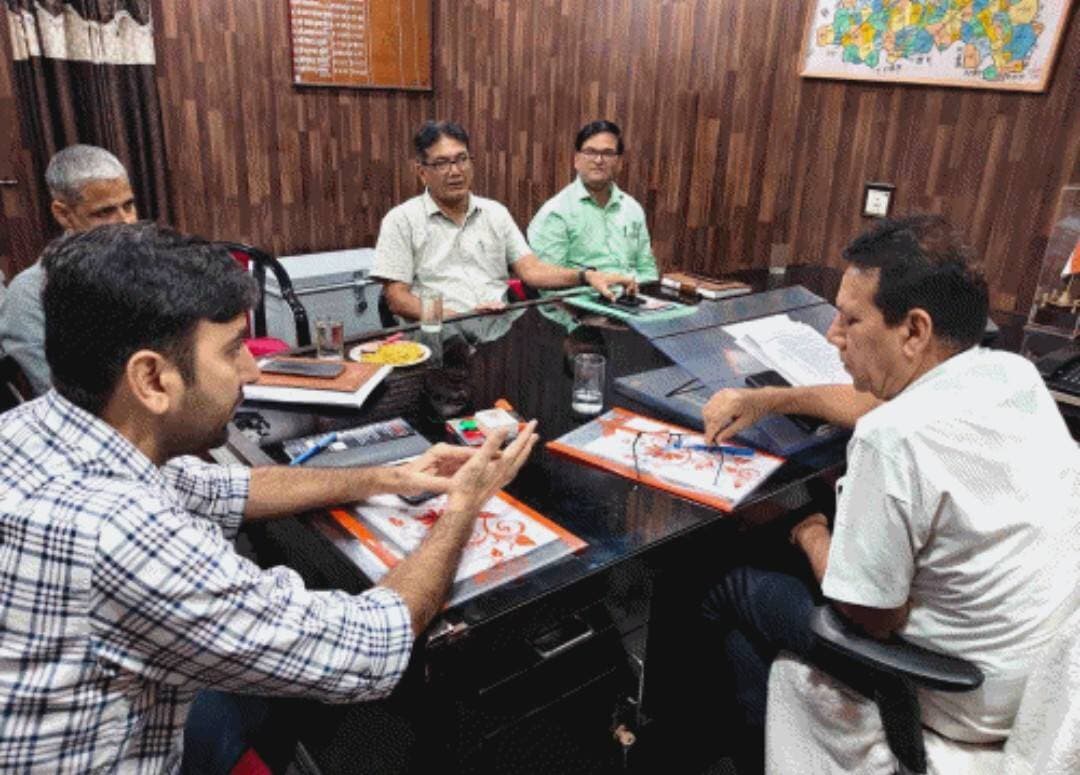 #भरतपुर। नदबई नगर पालिका चुनाव को स्वतंत्र, निष्पक्ष और शांतिपूर्ण ढंग से संपन्न कराने के लिए प्रशासन ने तैयारियां तेज कर दी हैं। इसी क्रम में एरिया मजिस्ट्रेट मुनिदेव यादव ने नदबई पहुंचकर ईवीएम स्ट्रांग रूम की सुरक्षा, निगरानी और प्रवेश व्यवस्थाओं का जायजा लिया तथा अधिकारियों को सुरक्षा प्रोटोकॉल का कड़ाई से पालन करने के निर्देश दिए। इसके साथ ही उन्होंने क्रिटिकल और संवेदनशील मतदान केंद्रों का भ्रमण कर सुरक्षा व्यवस्थाएं परखीं और विशेष सतर्कता बरतने को कहा। एरिया मजिस्ट्रेट ने केंद्रों पर पेयजल, बिजली, छाया और दिव्यांगों के लिए रैंप जैसी मूलभूत सुविधाएं समय पर दुरुस्त करने के निर्देश दिए। बाद में रिटर्निंग अधिकारी सचिन यादव, तहसीलदार मदन सिंह, अधिशाषी अधिकारी पवन गुप्ता और सेक्टर मजिस्ट्रेट तरुण कुमार सहित ब्लॉक स्तरीय अधिकारियों की बैठक लेकर चुनाव तैयारियों और जिम्मेदारियों की समीक्षा की।