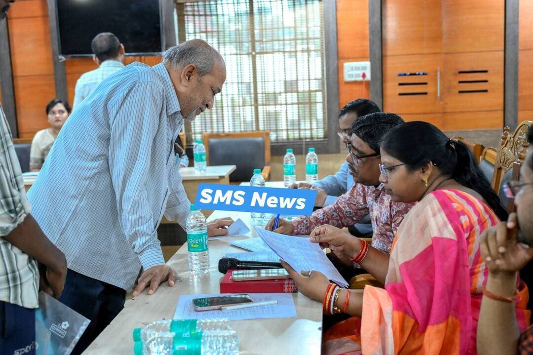 SMS News Bureau Rourkela
ଆର ଏମ ସିରେ ଯୁଗ୍ମ ଜନ ଅଭିଯୋଗ ଶୁଣାଣି ଅନୁଷ୍ଠିତ ।
ରାଉରକେଲା ମହାନଗର ନିଗମ କାର୍ଯ୍ୟାଳୟ ପରିସର ସ୍ଥିତ ସଭାକକ୍ଷ ରେ ଆଜି ଯୁଗ୍ମ ଜନ ଅଭିଯୋଗ ଶୁଣାଣି ଅନୁଷ୍ଠିତ ହୋଇଯାଇଛି। ଏଥିରେ ସୁନ୍ଦରଗଡ଼ ଅତିରିକ୍ତ ଜିଲ୍ଲାପାଳ ସୂରଜ ପଟ୍ଟନାୟକ ଉପସ୍ଥିତ ରହି ଜନସାଧାରଣଙ୍କର ଅଭିଯୋଗ ଗୁଡ଼ିକର ଶୁଣାଣି କରିଥିଲେ।
ଆଜି ମୋଟ ୪୮ ଗୋଟି ଅଭିଯୋଗର ଶୁଣାଣୀ ହୋଇଥିଲା l ସେଥି ମଧ୍ୟରୁ। ୩୨ଟି ବ୍ୟକ୍ତିଗତ ଅଭିଯୋଗ ରହିଥିବା ବେଳେ ୧୧ ଟି ସାମୁହିକ ଅଭିଯୋଗ ରହିଥିଲା। ଏହା ବ୍ୟତୀତ ମୁଖ୍ୟମନ୍ତ୍ରୀ ରିଲିଫ ପାଣ୍ଠିରୁ ଆଥିିକ ସହାୟତା ପାଇଁ ୫ଜଣ ବ୍ୟକ୍ତି ଆବେଦନ କରିଥିଲେ ।
ଏଥି ମଧ୍ୟରୁ ୬ ଗୋଟି ଅଭିଯୋଗ ର ତତ୍ କ୍ଷଣାତ ସମାଧାନ କରାଯାଇଥିଲା। l ଆଜି ଆସିଥିବା ଅଭିଯୋଗ ଗୁଡ଼ିକ ମଧ୍ୟରୁ ମୁଖ୍ୟତଃ ରାସ୍ତା ଘାଟ ସମସ୍ୟା, ପେନସନ, ବିଦ୍ୟୁତ୍ ସମସ୍ୟା, ରାସନ୍ କାର୍ଡ ସମସ୍ୟା, ପାନୀୟ ଜଳ ସମସ୍ୟା ଆଦି ପ୍ରମୁଖ ରହିଥିଲା।
ଆଜିର ଏହି ଯୁଗ୍ମ ଜନ ଅଭିଯୋଗ ଶୁଣାଣି ରେ ମୁଖ୍ୟ ଉନ୍ନୟନ ଅଧିକାରୀ ତଥା ଜିଲ୍ଲା ପରିଷଦର କାର୍ଯ୍ୟନିର୍ବାହୀ ଅଧିକାରୀ ସୁରଞ୍ଜନ କୁମାର ସାହୁ, ରାଉରକେଲା ନଗର ନିଗମ ର ଯୁଗ୍ମ ଆୟୁକ୍ତ ପଲ୍ଲବୀ ନାୟକ,ଉପଜିଲ୍ଲାପାଳ ଚନ୍ଦ୍ରକାନ୍ତ ମଲ୍ଲିକ ସମେତ ସମସ୍ତ ବିଭାଗୀୟ ଅଧିକାରୀ ମାନେ ଉପସ୍ଥିତ ଥିଲେ l