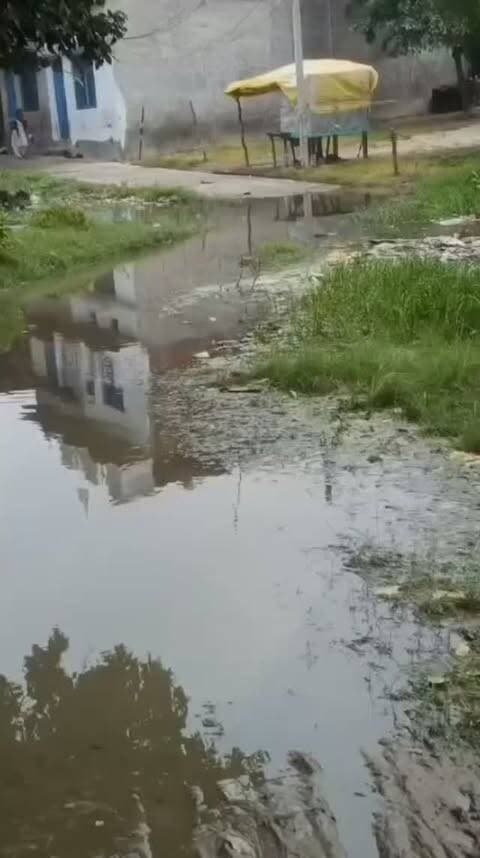 उन्नाव के बांगरमऊ तहसील क्षेत्र के अंतर्गत आने वाले गांव गोल्हुवापुर मैं जल भराव राहगीरों और बच्चों को आने-जाने में हो रहे परेशानी