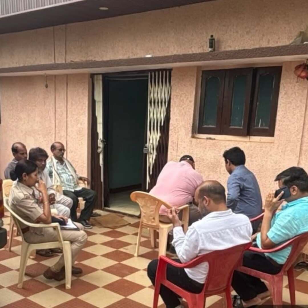कलेक्टर सह पर्यवेक्षी प्राधिकारी (नर्सिंग होम एक्ट), जिला खैरागढ़-छुईखदान-गण्डई के निर्देशानुसार स्वास्थ्य विभाग ने डोकराभाठा, विकासखण्ड खैरागढ़ में करण वर्मा द्वारा संचालित तथाकथित क्लीनिक को 08 सितम्बर को सीलबंद करने की कार्रवाई की। यह कार्रवाई मुख्यमंत्री हेल्पलाइन 1076 में प्राप्त शिकायत पर की गई जांच एवं जांच प्रतिवेदन के आधार पर सक्षम प्राधिकारी के निर्देशानुसार की गई।