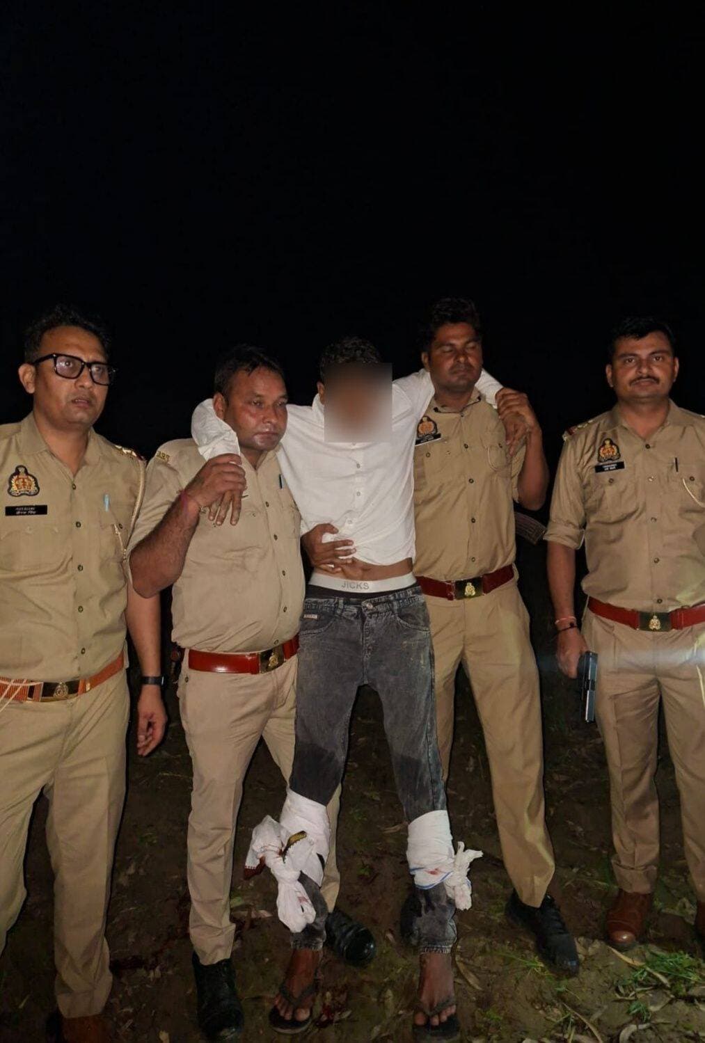 अलापुर थाना क्षेत्र के गौरामई निवासी तनहीर को गौकशी के आरोप में मुठभेड़ के दौरान गिरफ्तार किया जिसके दोनों पैरों में गोली लगी है