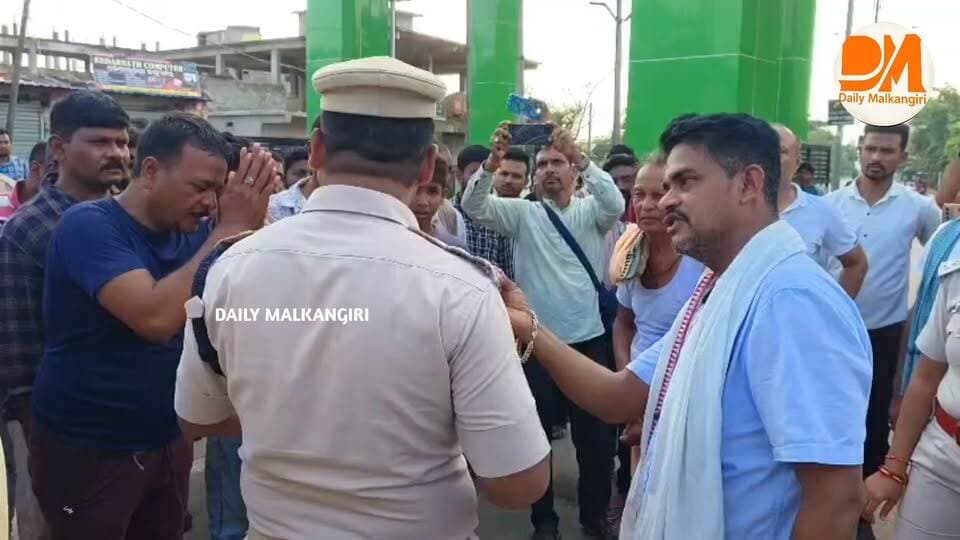 ମାଲକାନଗିରି : ଜେଲ୍ରେ କଏଦୀଙ୍କ ମୃତ୍ୟୁ, ଜେଲ୍ କର୍ତ୍ତୃପକ୍ଷଙ୍କ ବିରୋଧରେ ହତ୍ୟା ଅଭିଯୋଗ ଆଣିଲେ ଭାଇ । ମାଲକାନାଗିରି ମୁଖ୍ୟ ଚିକିତ୍ସାଳୟ ସମ୍ମୁଖରେ ଶବ ରଖି ଧାରଣା ଦେଲେ ପରିବାର ଲୋକ I
#Malkangiri