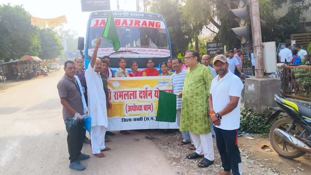 रामलला दर्शन (अयोध्याधाम) योजना” के तहत सक्ती जिले के 37 श्रद्धालुओं का दल विशेष ट्रेन से अयोध्या धाम के लिए रवाना हुआ।
कलेक्टर श्रीमती जय श्री जैन के निर्देशन में जनप्रतिनिधियों एवं अधिकारियों ने हरी झंडी दिखाकर दल को रवाना किया। श्रद्धालुओं ने प्रभु श्री रामलला के दर्शन का अवसर मिलने पर मुख्यमंत्री श्री विष्णु देव साय के प्रति आभार जताया।
#रामललादर्शन
#रामलला_दर्शन_योजना
#saktidist