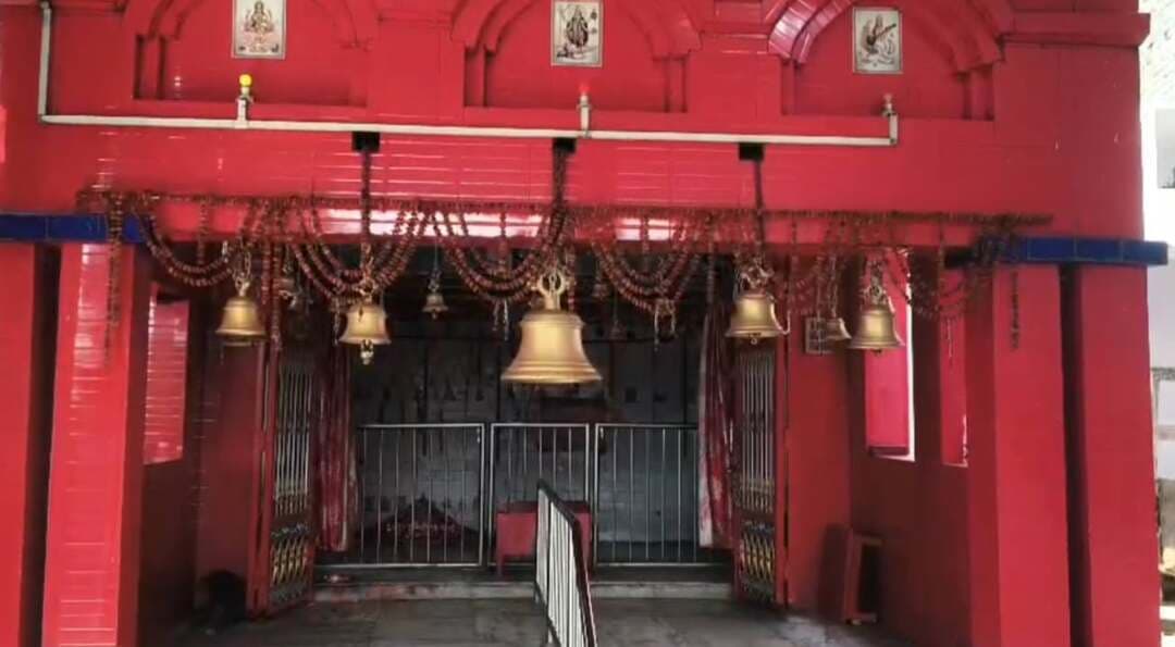 कुदरा में मंदिर को भी नहीं छोड़ा चोरों ने
मां काली मंदिर में चोरी, तीन घंटियां लेकर फरार हुए चोर
कुदरा थाना क्षेत्र के रामलीला मैदान के समीप स्थित मां काली मंदिर में अज्ञात चोरों ने देर रात चोरी की घटना को अंजाम दिया है। चोर मंदिर परिसर से तीन घंटियां चोरी कर फरार हो गए।
मंदिर के महंत पंकज पांडे के अनुसार, रात करीब 3 बजे चोरों ने मंदिर में लगे सायर माता और मुख्य गेट पर लगी बड़ी घंटी समेत तीन घंटियों को चोरी कर लिया।
घटना की जानकारी मिलने के बाद मंदिर के पुजारी और श्रद्धालुओं में काफी आक्रोश है। मंदिर परिसर में मौजूद अंकुर जायसवाल ने कुदरा थाना क्षेत्र में बढ़ती चोरी की घटनाओं पर चिंता जताते हुए कहा कि क्षेत्र में युवा नशे की गिरफ्त में आ रहे हैं और अब चोर घरों में सेंधमारी के साथ-साथ मंदिरों को भी निशाना बना रहे हैं।
वहीं कुदरा थाना अध्यक्ष ने बताया कि आवेदन प्राप्त हुआ है, जांच कर कार्रवाई की जाएगी।