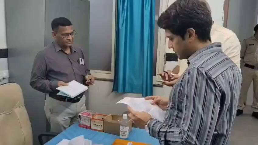 कलेक्टर मृणाल मीना अचानक पहुंचे जिला अस्पताल मचा हड़कप , डियूटी से ग़ायब मिले डॉक्टर कलेक्टर साब हुए नाराज सिविल सर्जन और CMHO नही दे पाए कुछ जवाब, कलेक्टर ने नाराजगी की व्यक्त एवं सिविल सर्जन को दिए जांच के आदेश , लोग बोले डॉक्टरों पर कब होगी कार्यवाही मनमानी फीस वसूलते और नही पहुँचते अस्पताल....