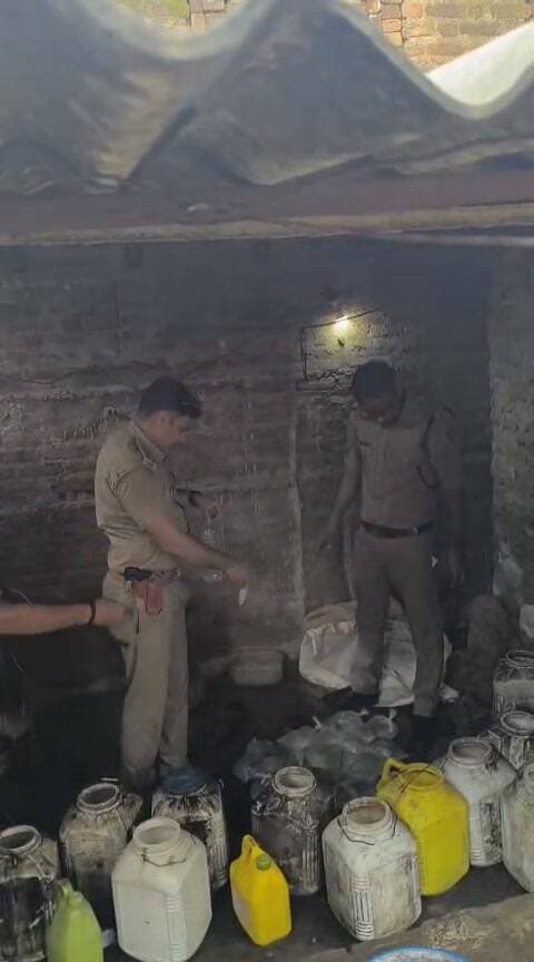 आबकारी विभाग की अवैध हाथभट्टी मदिरा के विरुद्ध लगातार कार्यवाही जारी ।
बिजावर, कंजरपुरा ,भरगवा आदि क्षेत्रों में अवैध मदिरा के अड्डों पर छापा।
सागर के बंडा जहरीली शराब कांड के उपरान्त चलाये जा रहे 'विशेष अभियान' के तहत की गयी कार्यवाही।
आज दिनांक 08/09/26 को कलेक्टर महोदय छतरपुर के निर्देश तथा जिला आबकारी अधिकारी अमृता जैन के नेतृत्व में बिजावर वा बिजावर से सटे क्षेत्रों पर आबकारी विभाग की टीम द्वारा सघन दबिश दी गई। आबकारी वृत्त बिजावर के ग्राम कंजरपुर, भरगावा , बिजावर लोकल आदि स्थलों पर स्थित कच्ची मदिरा निर्माण के अवैध डेरा पर कारवाही की गई।
कार्यवाही में मौके पर कई स्थलों पर सैकड़ों डिब्बों में गुड तथा महुआ लाहन मिला ।
जिसकी मात्रा लगभग 1700 kg से अधिक रही साथ ही 20 से अधिक मदिरा निर्माण की भट्ठियों को मौके पर नष्ट किया गया । सम्पूर्ण कार्यवाही में आबकारी अधिनियम के अंतर्गत 12 प्रकरण पंजीबद्ध किए गए। कार्यवाही में 74 लीटर हाथभट्टी मदिरा को जप्त किया गया। जप्त मदिरा ,महुआ लाहन और मदिरा निर्माण सामग्री की कुल कीमत लगभग 1,19000 रुपए आंकी जा रही है। वरिष्ठ अधिकारियों ने जानकारी देते हुए कहा कि आगे कार्यवाहियां जारी रहेंगी।