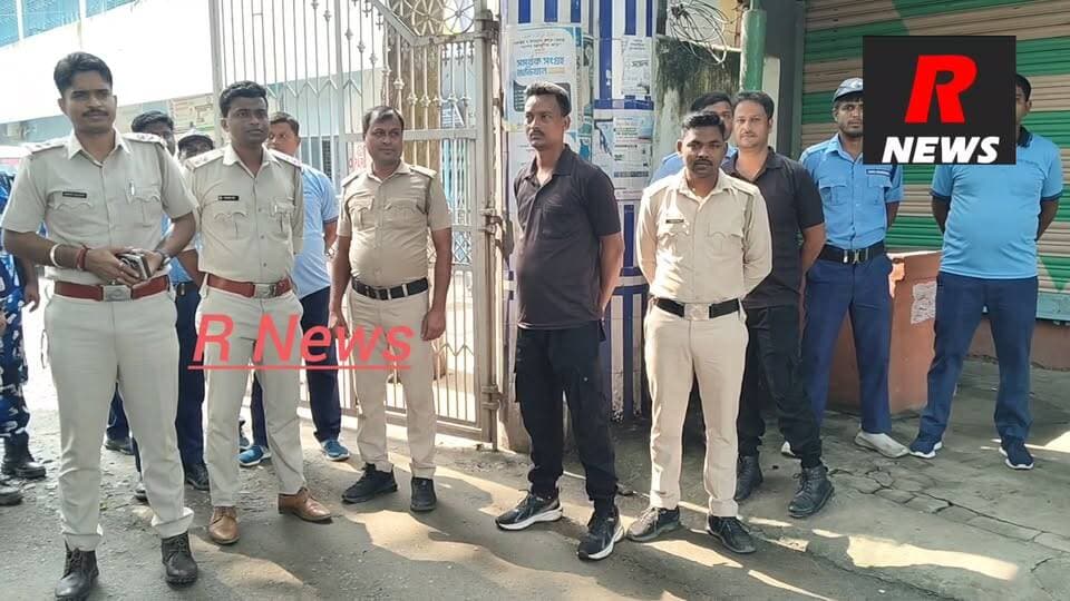 রাণীনগর ২ নম্বর বিডিও অফিস সংলগ্ন এলাকায় কড়া নিরাপত্তা, বোর্ড গঠনকে ঘিরে রাজনৈতিক উত্তাপ
রাণীনগর ২ নম্বর পঞ্চায়েত সমিতির বোর্ড গঠনকে কেন্দ্র করে সকাল থেকেই থমথমে পরিবেশ এলাকা জুড়ে। যে কোনো ধরণের বিশৃঙ্খলা ও অপ্রীতিকর ঘটনা এড়াতে বিডিও অফিসের সামনে ও সংলগ্ন এলাকায় মোতায়েন করা হয়েছে বিপুল সংখ্যক পুলিশ এবং কেন্দ্রীয় বাহিনী।
বোর্ড গঠনে রাজনৈতিক টানাফোড়েন ও পারদ চড়তেই গোটা এলাকা কার্যত মুড়ে ফেলা হয়েছে কড়া নিরাপত্তার চাদরে। ড্রোন নজরদারির পাশাপাশি বিডিও অফিসে ঢোকার মুখে চলছে প্রতিটি গাড়িতে তল্লাশি ও পরিচয়পত্র পরীক্ষা। প্রশাসনের তরফে জানানো হয়েছে, শান্তি-শৃঙ্খলা বজায় রেখে গণতান্ত্রিক প্রক্রিয়ায় বোর্ড গঠন সম্পন্ন করাই তাদের মূল লক্ষ্য।
#highlightseveryone #highlight #raninagar #Murshidabad #BDO