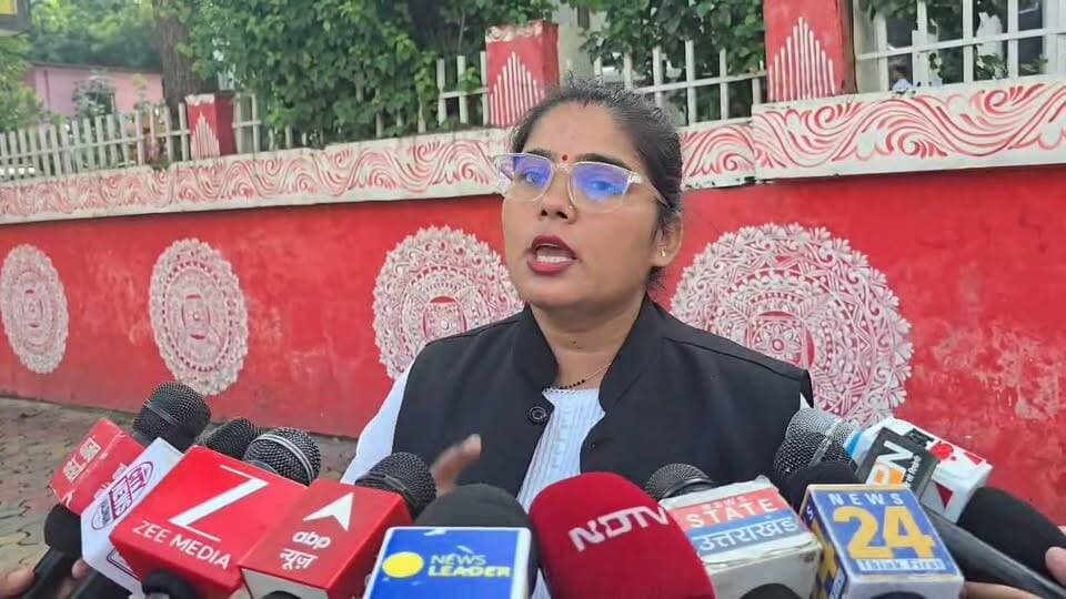 हल्द्वानी में कांग्रेस अध्यक्ष मल्लिकार्जुन खड़गे की रामलीला मैदान में हुई रैली के बाद सामने आए शुद्धिकरण मामले में पुलिस ने पहली FIR दर्ज कर ली है। अधिवक्ता अंजू की शिकायत पर हल्द्वानी कोतवाली पुलिस ने अज्ञात के खिलाफ मुकदमा दर्ज किया है।