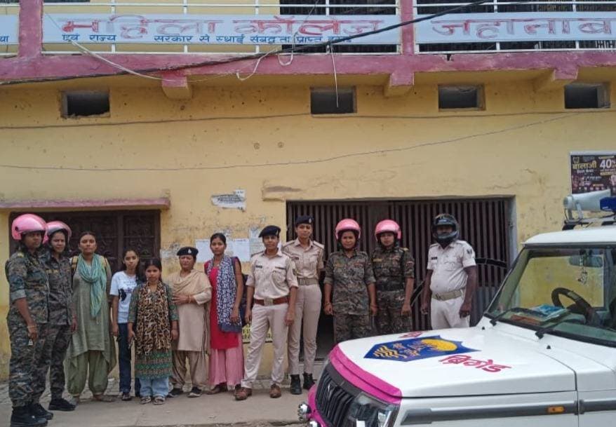 महिला सुरक्षा को लेकर पुलिस सजग, अपराध रोकने के लिए लगातार प्रयास
जहानाबाद। महिला सुरक्षा को लेकर जहानाबाद पुलिस पूरी तरह सजग और प्रतिबद्ध है। महिलाओं से जुड़े अपराधों पर अंकुश लगाने के लिए पुलिस की ओर से लगातार सक्रिय प्रयास किए जा रहे हैं। महिलाओं को सुरक्षित वातावरण उपलब्ध कराने के उद्देश्य से पुलिस स्तर पर आवश्यक कदम उठाए जा रहे हैं। महिला संबंधी शिकायतों पर त्वरित कार्रवाई के साथ ही सुरक्षा व्यवस्था को मजबूत करने पर विशेष जोर दिया जा रहा है।