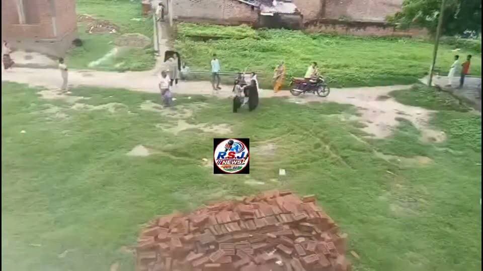 खालिसपुर गांव दो पक्षों के बीच जमकर हुई मारपीट, महिलाओं और बच्चियों के हाथों में दिखे लाठी-डंडे, वीडियो सोशल मीडिया पर जमकर हो रहा वायरल ....