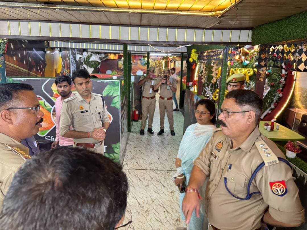 बेसमेंट में संचालित देवराज कैफे किया गया सील
नगर पंचायत के कई नोटिस के बाद भी संचालक नहीं आया बाज, एसडीएम की मौजूदगी में हुई कार्रवाई
मुहम्मदाबाद गोहना तहसील क्षेत्र में नियमों की अनदेखी कर बेसमेंट में संचालित किए जा रहे कैलेंडर तिराहे के पास देवराज कैफे के खिलाफ मंगलवार को नगर पंचायत ने कार्रवाई करते हुए उसे सील कर दिया। कार्रवाई के दौरान एसडीएम अर्चना अग्निहोत्री भी मौके पर मौजूद रही। नगर पंचायत देवेश मिश्रा और फायर सर्विस के अनुसार कैफे संचालक को पूर्व में कई बार नोटिस जारी कर नियमों का पालन करने और बेसमेंट में व्यावसायिक गतिविधियां बंद करने के निर्देश दिए गए थे, लेकिन इसके बावजूद संचालन जारी रखा गया।