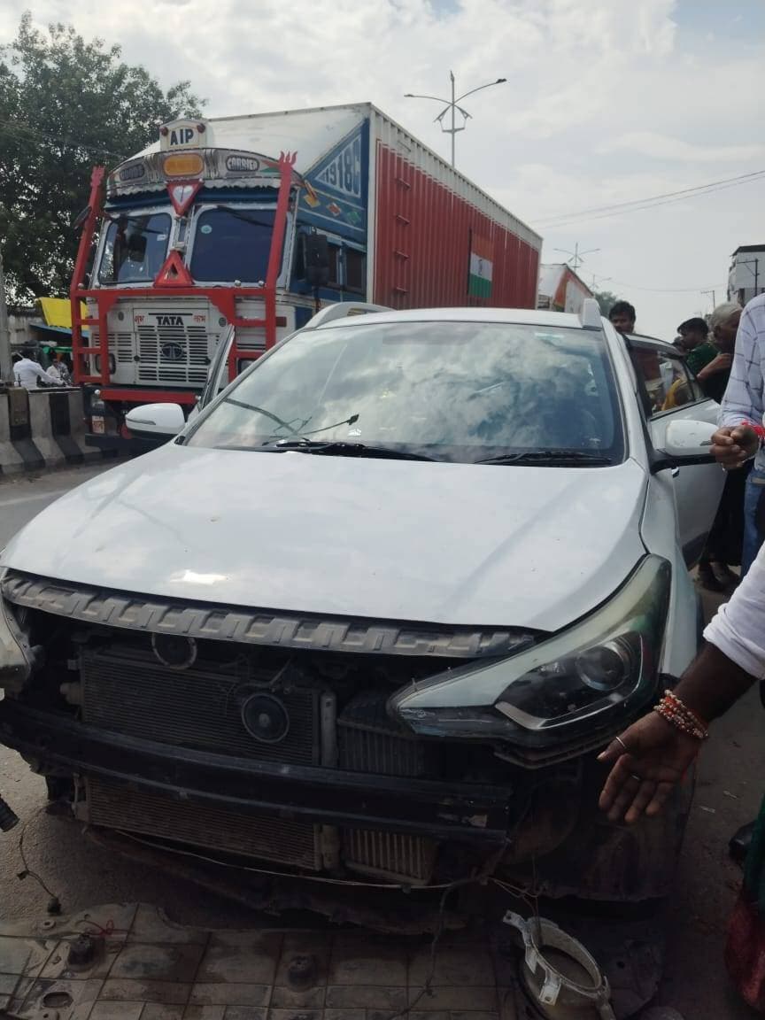 तेज रफ्तार कार ट्रक में घुसी, चालक बाल-बाल बचा
मुहम्मदाबाद गोहना (मऊ): कस्बे के शहीद चौराहे के समीप मंगलवार दोपहर करीब दो बजे तेज रफ्तार कार अनियंत्रित होकर आगे चल रहे ट्रक के पिछले हिस्से से जा टकराई। जोरदार टक्कर में कार का चालक की ओर का हिस्सा बुरी तरह क्षतिग्रस्त हो गया। हालांकि ट्रक चालक की सतर्कता से बड़ा हादसा होने से टल गया। जानकारी अनुसार ट्रक आजमगढ़ की ओर से मऊ जा रहा था। इसी दौरान पीछे से तेज गति से आ रही कार ट्रक के पिछले हिस्से में जा घुसी। टक्कर के बाद कार अनियंत्रित होकर ट्रक के बगल में पहुंच गई। स्थिति को भांपते हुए ट्रक चालक ने तत्काल ब्रेक लगाकर वाहन रोक दिया। इससे कार सवार गंभीर हादसे की चपेट में आने से बच गया।