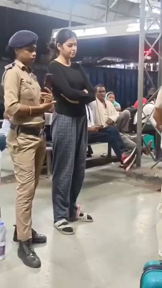 एसी फर्स्ट क्लास में युवती के दो सूटकेस से 75 लीटर शराब बरामद, युवक भी गिरफ्तार
बिहार में शराबबंदी के बावजूद शराब की तस्करी का सिलसिला थम नहीं रहा है। समस्तीपुर में आरपीएफ और सीआईबी की टीम ने स्वतंत्रता सेनानी एक्सप्रेस के एसी फर्स्ट क्लास कोच से करीब 75 लीटर ब्रांडेड शराब बरामद की है। मामले में समस्तीपुर की एक युवती और हरियाणा के करनाल निवासी युवक को गिरफ्तार किया गया है।
जानकारी के अनुसार, आरपीएफ को सूचना मिली थी कि 12562 स्वतंत्रता सेनानी एक्सप्रेस में एक युवती शराब लेकर सफर कर रही है। ट्रेन नई दिल्ली से जयनगर जा रही थी। सूचना के आधार पर आरपीएफ और सीआईबी की टीम समस्तीपुर स्टेशन पहुंची और ट्रेन के आने का इंतजार करने लगी।
ट्रेन के समस्तीपुर पहुंचते ही टीम ने एसी फर्स्ट क्लास के एच-1 कोच में तलाशी शुरू की। इस दौरान एक युवती के पास मौजूद दो सूटकेस की जांच की गई। दोनों सूटकेस से बड़ी मात्रा में ब्रांडेड शराब की बोतलें बरामद हुईं। इसके बाद टीम ने युवती को दोनों सूटकेस के साथ ट्रेन से उतार लिया।
पूछताछ में युवती की पहचान समस्तीपुर जिले के सिंघिया घाट थाना क्षेत्र के रूप में हुई। बताया गया कि वह नई दिल्ली से करीब 75 लीटर शराब लेकर समस्तीपुर आ रही थी। उसके साथ यात्रा कर रहे हरियाणा के करनाल निवासी ईशान कुमार को भी पुलिस ने गिरफ्तार किया है।
आरपीएफ और सीआईबी की टीम ने बरामद शराब को जब्त कर दोनों आरोपितों को आगे की कार्रवाई के लिए संबंधित पुलिस को सौंप दिया। मामले की जांच की जा रही है।
#samastipurreels #BiharNews #liquorsmugglin #rpg #CIB #CrimeNews #biharcrim #TrainNews #RailwayNews #independenceexpress #LiquorBan #CrimeUpdate #BreakingNews #viralnews #LatestNews