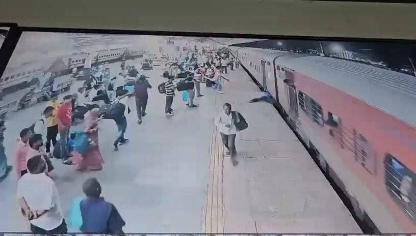 आगरा कैंट स्टेशन पर बाल-बाल बची यात्री की जान
