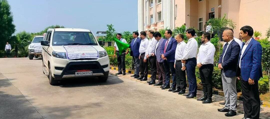 12 सितंबर को होगी नेशनल लोक अदालत, प्रचार वाहन रवाना
प्रधान जिला न्यायाधीश श्री ललित किशोर ने दिखाई हरी झण्डी
ग्वालियर जिले में 12 सितंबर को नेशनल लोक अदालत का आयोजन किया जाएगा। लोक अदालत के व्यापक प्रचार-प्रसार के लिए मंगलवार को जिला न्यायालय परिसर ग्वालियर से प्रचार वाहन रवाना किया गया। प्रधान जिला व सत्र न्यायाधीश एवं जिला विधिक सेवा प्राधिकरण के अध्यक्ष श्री ललित किशोर ने हरी झंडी दिखाकर प्रचार वाहन को रवाना किया।
राष्ट्रीय विधिक सेवा प्राधिकरण, नई दिल्ली के तत्वावधान में तथा मध्यप्रदेश राज्य विधिक सेवा प्राधिकरण, जबलपुर के निर्देशानुसार जिला न्यायालय ग्वालियर, कुटुंब न्यायालय ग्वालियर तथा तहसील विधिक सेवा समिति डबरा व भितरवार में नेशनल लोक अदालत का आयोजन किया जाएगा। प्रचार वाहन के माध्यम से ग्वालियर शहर के सभी शहरी वार्डों, बस्तियों, प्रमुख सार्वजनिक स्थलों और चौराहों पर लोगों को नेशनल लोक अदालत की जानकारी दी जाएगी। इसके साथ ही ऑडियो जिंगल के माध्यम से आमजन को अपने लंबित प्रकरणों का आपसी राजीनामे के माध्यम से निराकरण कराने के लिए जागरूक किया जाएगा। लोक अदालत के माध्यम से विद्युत वितरण कंपनी, नगर निगम, बीएसएनएल, बैंकिंग एवं अन्य वित्तीय संस्थाओं से संबंधित मामलों में उपलब्ध छूट की जानकारी भी लोगों तक पहुंचाई जाएगी।
प्रचार वाहन को रवाना करने के अवसर पर विशेष न्यायाधीश (एट्रोसिटी) श्री नवीन शर्मा, मुख्य न्यायिक मजिस्ट्रेट श्री प्रशांत कुमार पाण्डेय, जिला विधिक सेवा प्राधिकरण ग्वालियर के सचिव श्री पुष्पेंद्र सिंह, न्यायालयीन अधिकारी एवं कर्मचारी तथा लीगल एड डिफेंस काउंसिल के अधिवक्ता और पैरालीगल वालंटियर उपस्थित रहे।
<nis:link nis:type=tag nis:id=gwalior nis:value=gwalior nis:enabled=true nis:link/>
PRO Gwalior
CM Madhya Pradesh