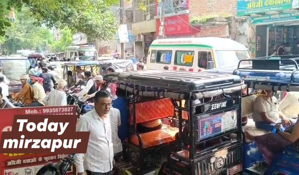 मिर्जापुर में जाम से हाहाकार
मंडलीय अस्पताल रोड पर भीषण जाम, 3-4 एंबुलेंस भी फंसीं
मिर्जापुर। बुधवार को मंडलीय अस्पताल रोड पर लगे भीषण जाम से राहगीर परेशान रहे। जाम में तीन से चार एंबुलेंस भी फंस गईं, जिससे मरीजों को परेशानी का सामना करना पड़ा।
स्थानीय लोगों का कहना है कि इस मार्ग पर रोजाना जाम की समस्या बनी रहती है। इसी रास्ते पर कचहरी और कलेक्ट्रेट होने के कारण बड़ी संख्या में लोगों का आवागमन होता है। जाम के चलते लोग अपने जरूरी कामों के लिए समय पर नहीं पहुंच पाते।
लोगों ने यातायात व्यवस्था दुरुस्त कर रोजाना लगने वाले जाम से निजात दिलाने की मांग की है।
#TodayMirzapur #Mirzapur #मिर्जापुर #TrafficJam #मंडलीयअस्पताल #कलेक्ट्रेट #कचहरी #Ambulance #TrafficPolice #जाम