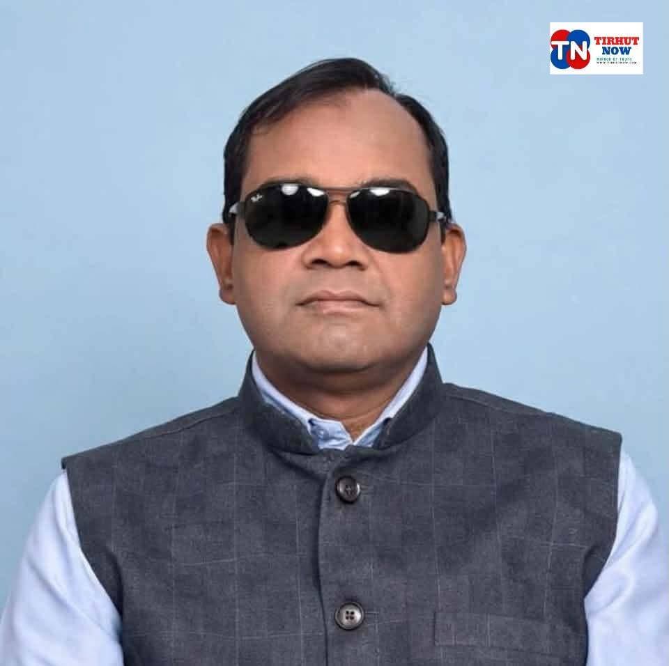 मुजफ्फरपुर में BDO के ठिकानों पर EOU का बड़ा एक्शन, 5 जगहों पर एक साथ छापेमारी से मचा हड़कंप!
मुजफ्फरपुर में आर्थिक अपराध इकाई यानी EOU ने बड़ी कार्रवाई करते हुए BDO डॉ. आनंद कुमार विभूति से जुड़े पांच ठिकानों पर एक साथ छापेमारी शुरू की है। यह कार्रवाई बैरिया स्थित आदर्श ग्राम में उनके किराए के आवास पर भी जारी है, जहां टीम दस्तावेजों और अन्य सामानों की जांच कर रही है।
बताया जा रहा है कि डॉ. आनंद कुमार विभूति पर 1.30 करोड़ रुपये से अधिक की आय से अधिक संपत्ति अर्जित करने का आरोप है। EOU की टीम अलग-अलग ठिकानों पर एक साथ जांच कर रही है और कार्रवाई के दौरान इलाके में भी हलचल बढ़ गई है।
जानकारी के मुताबिक, डॉ. आनंद कुमार विभूति पहले मुजफ्फरपुर के कांटी प्रखंड में BDO के पद पर रह चुके हैं और वर्तमान में बहादुरपुर, दरभंगा में BDO के पद पर कार्यरत हैं।
वहीं, उनकी पत्नी रितु आनंद सहनी भाजपा मुजफ्फरपुर पूर्वी की जिला मंत्री के रूप में सक्रिय राजनीति में हैं।
फिलहाल EOU की कार्रवाई जारी है। छापेमारी पूरी होने के बाद ही बरामदगी और जांच से जुड़ी विस्तृत जानकारी सामने आ सकेगी।
<nis:link nis:type=tag nis:id=tirhutnow nis:value=TirhutNow nis:enabled=true nis:link/> <nis:link nis:type=tag nis:id=muzaffarpurnews nis:value=MuzaffarpurNews nis:enabled=true nis:link/> <nis:link nis:type=tag nis:id=eouraid nis:value=EOURaid nis:enabled=true nis:link/> <nis:link nis:type=tag nis:id=biharnews nis:value=BiharNews nis:enabled=true nis:link/> <nis:link nis:type=tag nis:id=breakingnews nis:value=BreakingNews nis:enabled=true nis:link/>