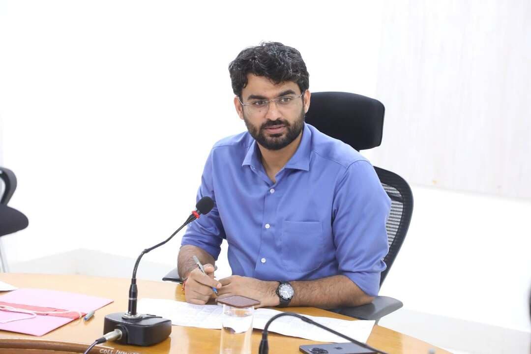 कलेक्टर की अध्यक्षता में समय-सीमा बैठक संपन्न
समय-सीमा एवं सीएम हेल्पलाइन के प्रकरणों का प्राथमिकता से निराकरण करने के निर्देश
नीमच, 08 सितम्बर 2026। कलेक्टोरेट सभाकक्ष में मंगलवार को आयोजित साप्ताहिक समय-सीमा बैठक में कलेक्टर Himanshu Chandra ने विभिन्न विभागों के कार्यों एवं योजनाओं की प्रगति की समीक्षा की। उन्होंने अधिकारियों को लंबित प्रकरणों का समयबद्ध एवं संतुष्टिपूर्ण निराकरण सुनिश्चित करने तथा निर्धारित साप्ताहिक लक्ष्यों की शत-प्रतिशत पूर्ति के निर्देश दिए।
कलेक्टर ने अधिकारियों को निम्न निर्देश दिए—
◾ क्षेत्र भ्रमण: सभी राजस्व एवं अन्य अधिकारी सप्ताह में कम से कम दो दिन क्षेत्र का भ्रमण कर विभागीय कार्यों की नियमित निगरानी एवं निरीक्षण करें।
◾ गंदे पानी की शिकायत: नगरपालिकाएं एवं नगरीय निकाय शहर में गंदे पानी की शिकायतों का त्वरित निराकरण करें। पानी की गुणवत्ता की जांच सप्ताह में एक बार सुनिश्चित की जाए।
◾ सीएम हेल्पलाइन: सभी विभाग शिकायतों का संतुष्टिपूर्ण एवं समयबद्ध निराकरण करें। 50 दिवस से अधिक लंबित शिकायतों को प्राथमिकता से निराकृत किया जाए। खराब ग्रेडिंग एवं रैंकिंग वाले विभाग शिकायतों के निराकरण में तेजी लाकर स्थिति सुधारें।
◾फॉर्मर रजिस्ट्री: राजस्व एवं कृषि विभाग का संयुक्त दल अपने-अपने क्षेत्र में 10 सितम्बर से कैंप लगाकर फॉर्मर रजिस्ट्री का कार्य करवाना सुनिश्चित करें। कार्य में लापरवाही अथवा कार्य नहीं करने पर संबंधित के विरुद्ध उचित कार्रवाई की जाएगी।
◾लंबित प्रकरण: सभी जिला अधिकारी समय-सीमा पत्रों, सीएम हेल्पलाइन एवं अन्य लंबित प्रकरणों की नियमित समीक्षा कर साप्ताहिक लक्ष्य समय पर पूरा करें।
◾फसल बीमा : कृषि एवं किसान कल्याण विभाग फसल बीमा संबंधी शिकायतों का त्वरित निराकरण कर उन्हें संतुष्टिपूर्वक बंद करवाने के निर्देश।
◾गौशाला निरीक्षण: सभी अधिकारी ड्यूटी के अनुसार गौशालाओं का निरीक्षण कर तीन दिवस में प्रतिवेदन डीडी वेटरनरी को प्रस्तुत करें।
◾श्रम योगी मान-धन योजना: श्रम विभाग को योजना के शिविर आयोजित करने के निर्देश दिए गए।
◾मुख्यमंत्री जन विश्वास अभियान: अभियान के अंतर्गत प्राप्त आवेदनों का त्वरित निराकरण सुनिश्चित करने के निर्देश दिए गए।
कलेक्टर श्री चंद्रा ने अधिकारियों को निर्देशित किया कि वे अद्यतन एवं संपूर्ण विभागीय जानकारी के साथ बैठक में उपस्थित हों तथा लंबित प्रकरणों की नियमित मॉनिटरिंग करें। उन्होंने स्पष्ट किया कि निराकरण योग्य प्रकरणों को लंबित रखना गंभीरता से लिया जाएगा और लापरवाही पाए जाने पर संबंधित अधिकारियों के विरुद्ध कार्रवाई की जाएगी।
बैठक में सीईओ जिला पंचायत श्री अमन वैष्णव, एडीएम श्री बी.एस. कलेश, एसडीएम नीमच श्री पराग जैन, एसडीएम मनासा सुश्री किरण आंजना, डिप्टी कलेक्टर श्रीमती मयूरी जोक, सुश्री श्रुति भयडिया, श्री चंद्र सिंह धार्वे सहित विभिन्न विभागों के जिला अधिकारी उपस्थित रहे।
CM Madhya Pradesh
Jansampark Madhya Pradesh
#TL
#Neemuch
#नीमच