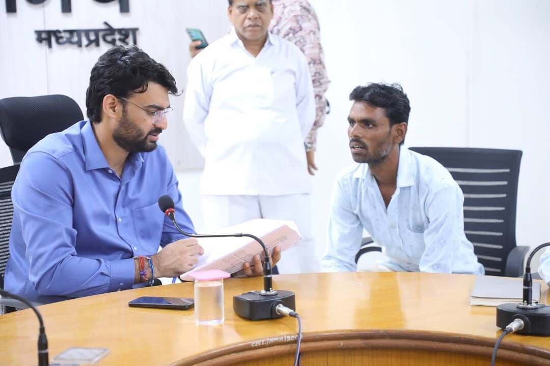 जनसुनवाई से समाधान तक,मजबूत हुआ जनविश्वास—92 प्रतिशत से अधिक प्रकरणों का निराकरण
जनसुनवाई में प्राप्त आवेदनों के त्वरित एवं समयबद्ध निराकरण पर कलेक्टर का जोर
नीमच, 8 सितंबर 2026। शासन की मंशानुसार कलेक्टर श्री Himanshu Chandra की सतत निगरानी में जनसुनवाई में प्राप्त आवेदनों पर संवेदनशीलता एवं गंभीरता के साथ कार्रवाई करते हुए समस्याओं का समयबद्ध एवं संतुष्टिपूर्वक निराकरण सुनिश्चित किया जा रहा है। जनसुनवाई में प्राप्त आवेदनों की नियमित समीक्षा के साथ जरूरत के अनुसार मौके पर कार्रवाई कर आमजन को राहत दिलाई जा रही है।
विगत ढाई वर्षों में जनसुनवाई में कुल 11,828 आवेदन प्राप्त हुए हैं, जिनमें से 10,940 प्रकरणों का निराकरण किया जा चुका है। इस प्रकार कुल प्राप्त आवेदनों में 92.49 प्रतिशत प्रकरणों का समाधान हुआ है।
मौके पर कार्रवाई कर खुलवाए रास्ते
जनसुनवाई में प्राप्त शिकायतों के निराकरण में मैदानी स्तर पर कार्रवाई को भी प्राथमिकता दी जा रही है। ग्राम सेमलीजागीर में रास्ते को लेकर प्राप्त शिकायत पर पटवारी द्वारा मौके का निरीक्षण किया गया तथा ग्राम पंचायत के सहयोग से आवश्यक संसाधनों की उपलब्धता सुनिश्चित कर रास्ता खुलवाकर शिकायत का निराकरण किया गया।
इसी प्रकार ग्राम बामनी में निजी भूमि तक आने-जाने के रास्ते को लेकर प्राप्त शिकायत पर राजस्व एवं पुलिस अमले की मौजूदगी में मौके पर कार्रवाई करते हुए बाधित रास्ता खुलवाया गया और शिकायत का निराकरण किया गया।
फसल बीमा की शिकायत पर किसान को मिली 44,974 रुपये की राशि
जनसुनवाई में प्राप्त शिकायतों के समाधान का एक उल्लेखनीय उदाहरण ग्राम कड़ी बुजुर्ग, तहसील मनासा निवासी गोपाल पिता भंवरलाल गुर्जर का है। आवेदक ने 11 अगस्त को जनसुनवाई में आवेदन प्रस्तुत कर बताया था कि वर्ष 2024-25 में फसल बीमा कराने के बावजूद फसल नुकसान की राशि प्राप्त नहीं हुई।
प्रकरण में जिला अग्रणी बैंक प्रबंधक,नीमच से प्राप्त प्रतिवेदन के आधार पर कार्रवाई करते हुए प्रधानमंत्री फसल बीमा योजना के अंतर्गत 44,974 रुपये की राशि का भुगतान 14 अगस्त 2026 को आवेदक को कर दिया गया।यह प्रकरण जनसुनवाई के माध्यम से किसान की समस्या के त्वरित समाधान और पात्र हितग्राही को योजना का लाभ दिलाने का प्रभावी उदाहरण है।
रेडक्रॉस,पेंशन एवं अन्य योजनाओं में भी मिल रही राहत
जनसुनवाई के माध्यम से जरूरतमंद आवेदकों को रेडक्रॉस के जरिए आवश्यक सहायता उपलब्ध कराई जा रही है। पेंशन संबंधी प्रकरणों में कार्रवाई कर पात्र हितग्राहियों को लाभ दिलाया गया है। इसी तरह प्रधानमंत्री फसल बीमा योजना सहित विभिन्न शासकीय योजनाओं से संबंधित शिकायतों का परीक्षण कर पात्र हितग्राहियों को लाभ दिलाने की कार्रवाई की जा रही है।
आज 121 आवेदकों की सुनी समस्याएं
इसी क्रम में आज 8 सितंबर 2026 को कलेक्टर श्री हिमांशु चंद्रा ने कलेक्टोरेट सभाकक्ष में 121 आवेदकों की समस्याएं सुनीं। उन्होंने संबंधित अधिकारियों को प्रत्येक आवेदन पर गंभीरता से कार्रवाई करते हुए समय-सीमा में एवं संतुष्टिपूर्वक निराकरण सुनिश्चित करने के निर्देश दिए।
आज जनसुनवाई में मंदिर भूमि के नामांतरण, कुएं से सिंचाई, शासकीय रास्ते से अतिक्रमण हटाने, चरनोई भूमि से अतिक्रमण हटाने, विवाद एवं मारपीट, फसल बीमा की राशि, भूमि की धोखाधड़ीपूर्ण रजिस्ट्री तथा धार्मिक कार्यक्रम के लिए छोड़ी गई भूमि पर अवैध निर्माण सहित विभिन्न समस्याओं से संबंधित आवेदन प्राप्त हुए।
कई विभागों में लंबित प्रकरण शून्य
जनसुनवाई की नियमित मॉनिटरिंग का परिणाम है कि कई विभागों में प्राप्त सभी प्रकरणों का निराकरण कर लंबित प्रकरणों की संख्या शून्य की गई है। रिपोर्ट में एडीएम, कृषि, अजाक थाना, भू-अर्जन अधिकारी, बीएमओ मनासा, सीएमओ डीकेन, सीएमओ कुकड़ेश्वर, सीआरपीएफ, सीएसपी, पीएचई, आबकारी, उद्यानिकी, पेंशन कार्यालय और रोजगार विभाग सहित कई विभागों में कोई प्रकरण लंबित नहीं है।
जनसुनवाई से जुड़े ये आंकड़े और मौके पर किए गए निराकरण यह दर्शाते हैं कि कलेक्टर द्वारा समस्या सुनने के साथ उसके वास्तविक समाधान पर भी समान रूप से जोर दिया जा रहा है। कलेक्टर श्री हिमांशु चंद्रा की निगरानी में विभागीय समन्वय, नियमित समीक्षा और मैदानी कार्रवाई के माध्यम से जनसुनवाई को आमजन की समस्या से समाधान तक की प्रभावी व्यवस्था बनाया जा रहा है।
CM Madhya Pradesh
Jansampark Madhya Pradesh
#Jansunwai
#GoodGovernance
#Neemuch
#नीमच